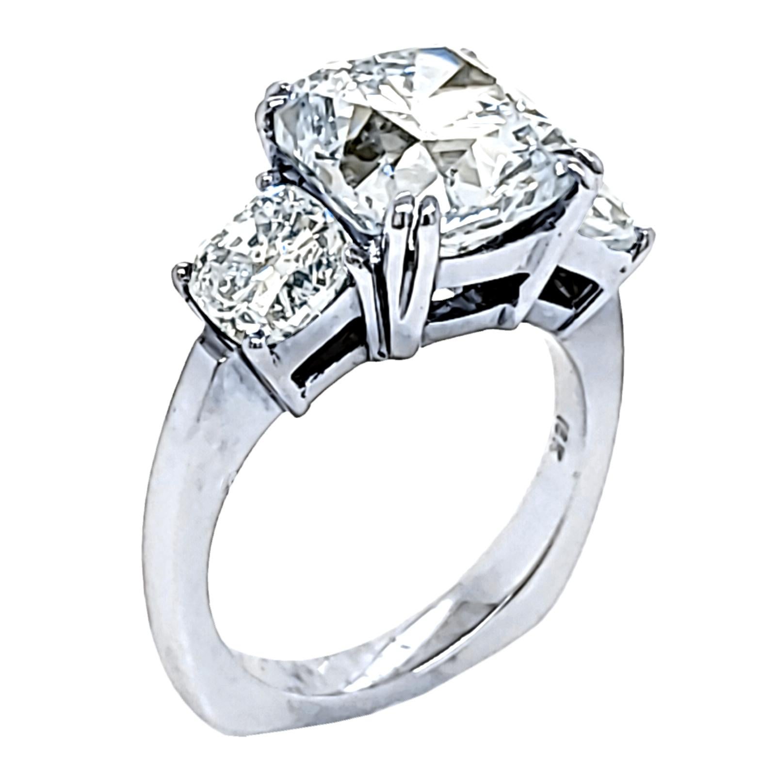 EGL 5,05 Karat K/VS2 Kissenschliff Diamant 18K 3-Stein Verlobungsring (Zeitgenössisch) im Angebot