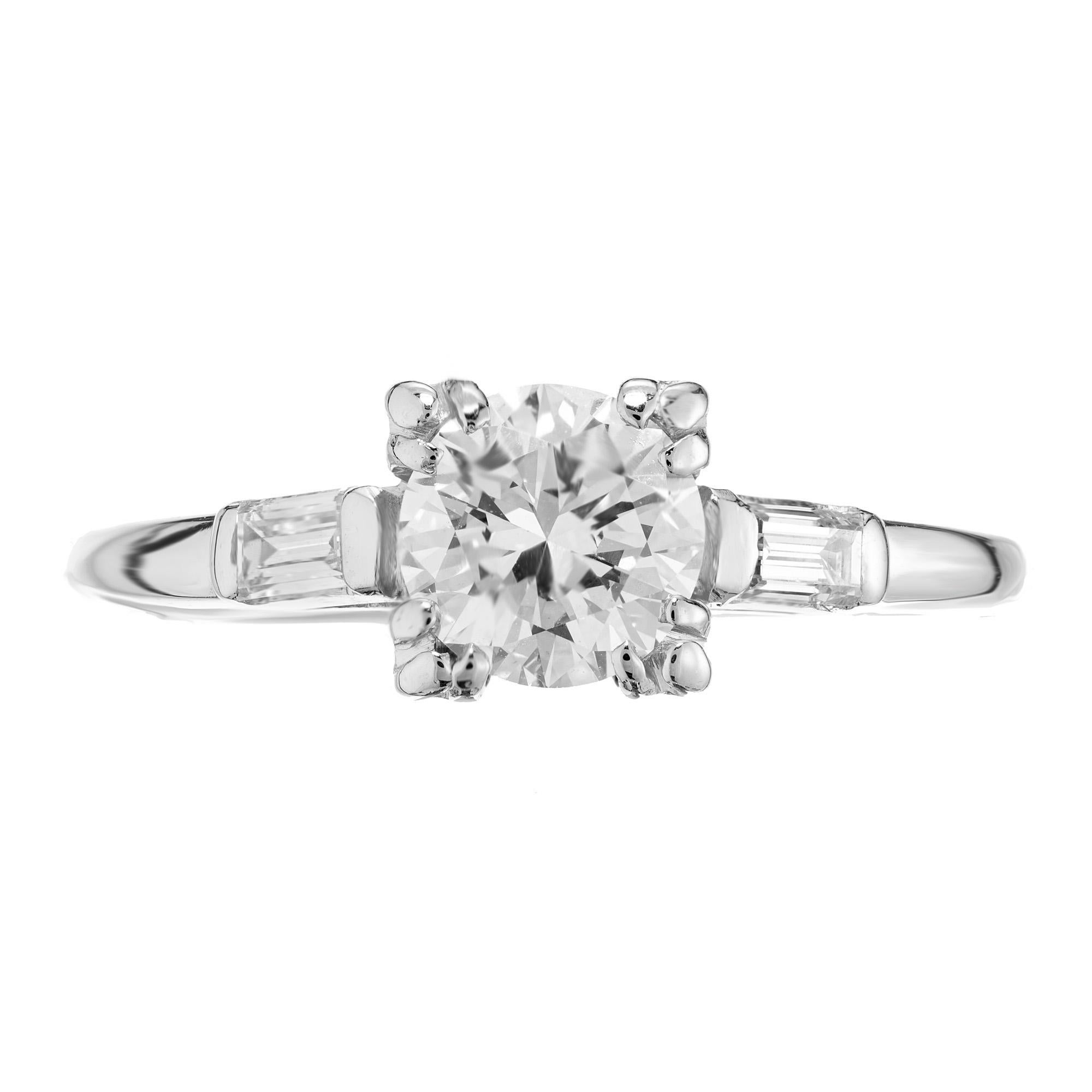Art Deco Diamant massiv Platin Verlobungsring. Die Oberseite ist mit drei Zacken in jeder Ecke besetzt, wodurch der runde Diamant quadratisch aussieht. EGL-zertifiziert. 

1 Diamant im Übergangs-Brillantschliff, Gesamtgewicht ca. 0,74cts, F bis G,