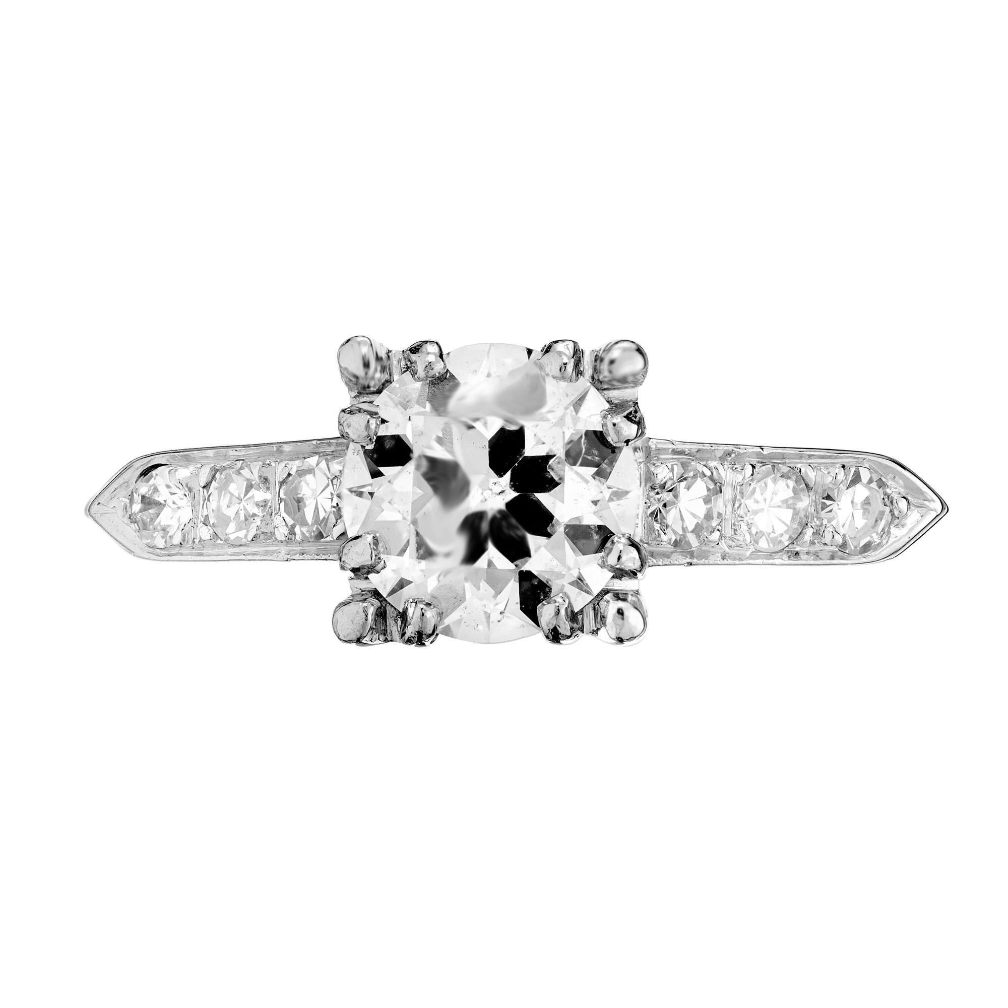 Vintage 1940 handgefertigter Platin-Diamant-Verlobungsring. Ein zentraler Diamant mit 6 seitlichen Diamanten.

1 Übergangsdiamant mit rundem Brillantschliff, Gesamtgewicht ca. .90cts, F - G, SI1, 
6 einzelne süße Diamanten, Gesamtgewicht ca.