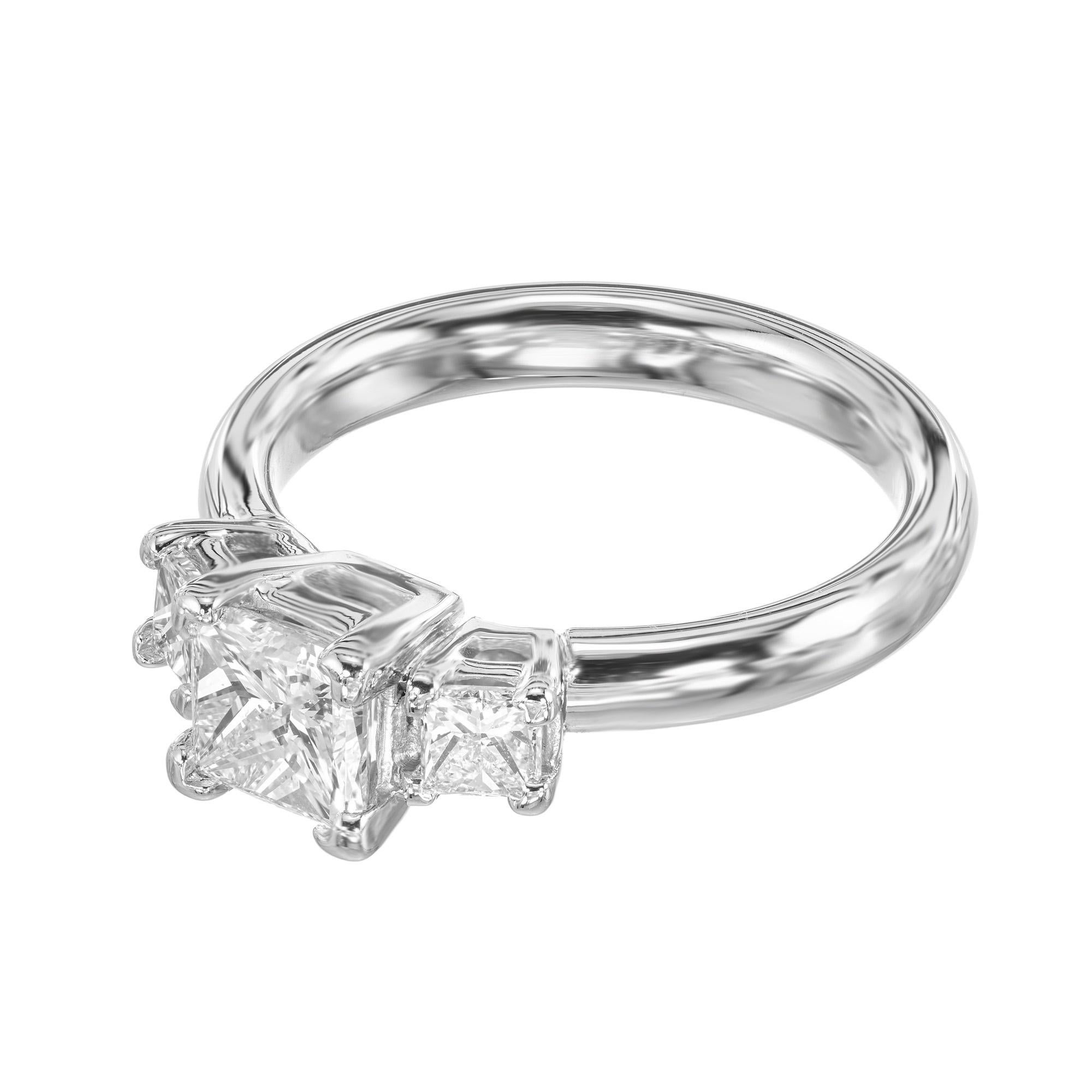 Anillo de compromiso de platino con tres piedras y un diamante de 1.12 quilates Moderno en venta