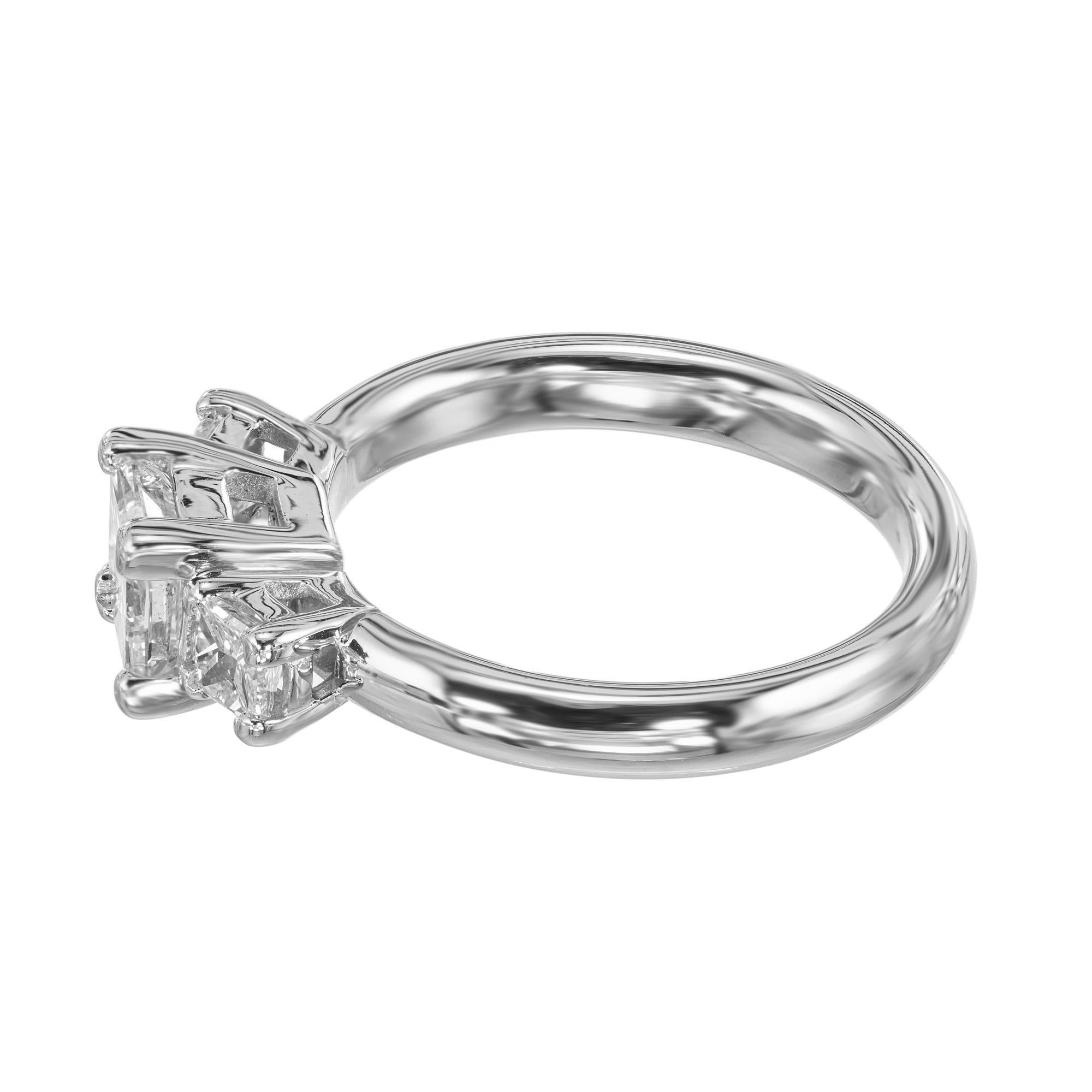Anillo de compromiso de platino con tres piedras y un diamante de 1.12 quilates en Excelente estado para la venta en Stamford, CT