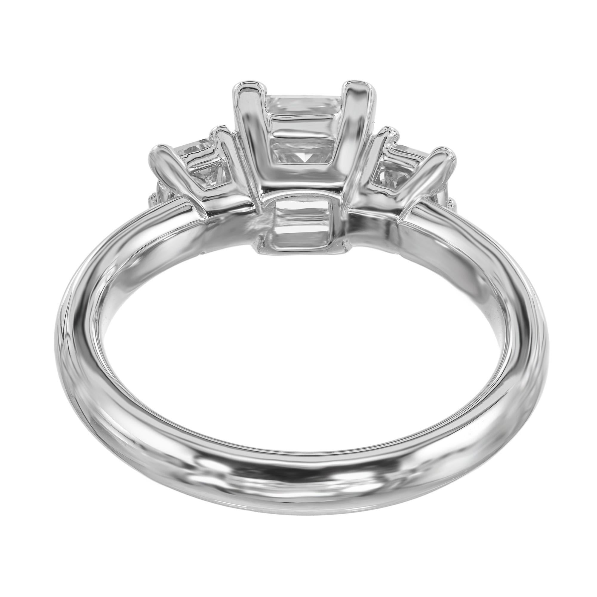 De las mujeres Anillo de compromiso de platino con tres piedras y un diamante de 1.12 quilates en venta