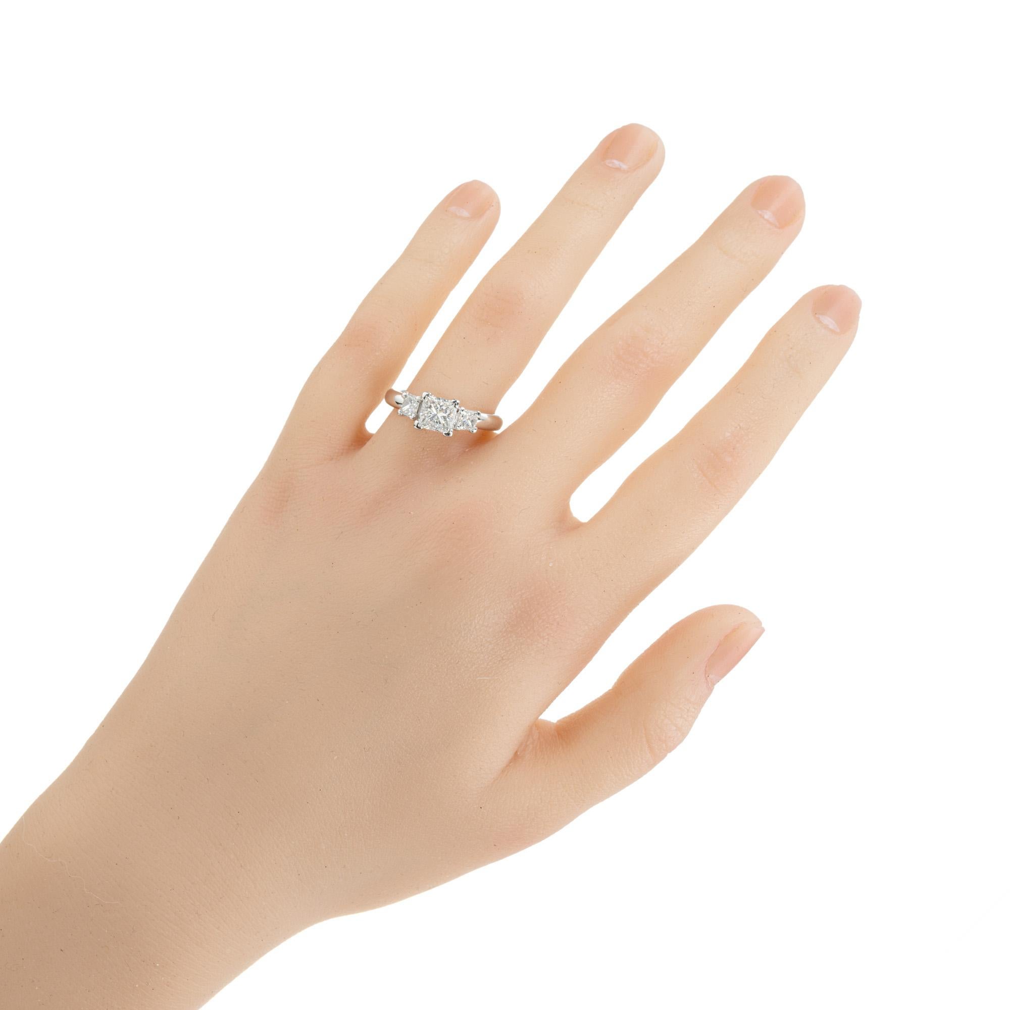 Anillo de compromiso de platino con tres piedras y un diamante de 1.12 quilates en venta 1