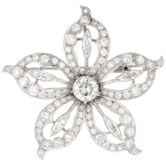 Broche fleur en or blanc avec diamants de 1,20 carat certifiés EGL