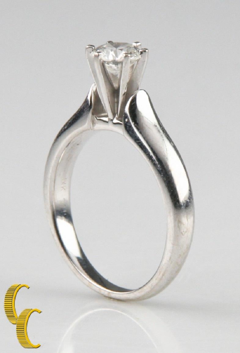 Taille ronde Bague solitaire en or blanc 14 carats sertie d'un diamant G/ SI3 de 0,52 carat certifié EGL en vente