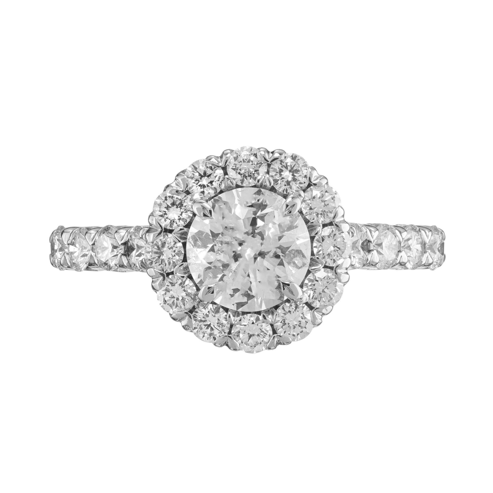 Anello di fidanzamento con diamante aureolato in oro bianco certificato EGL. Pietra centrale di diamante rotondo taglio brillante da 1,00ct, montata in una montatura in oro bianco 14k. Incorniciato da un'aureola di diamanti rotondi taglio brillante