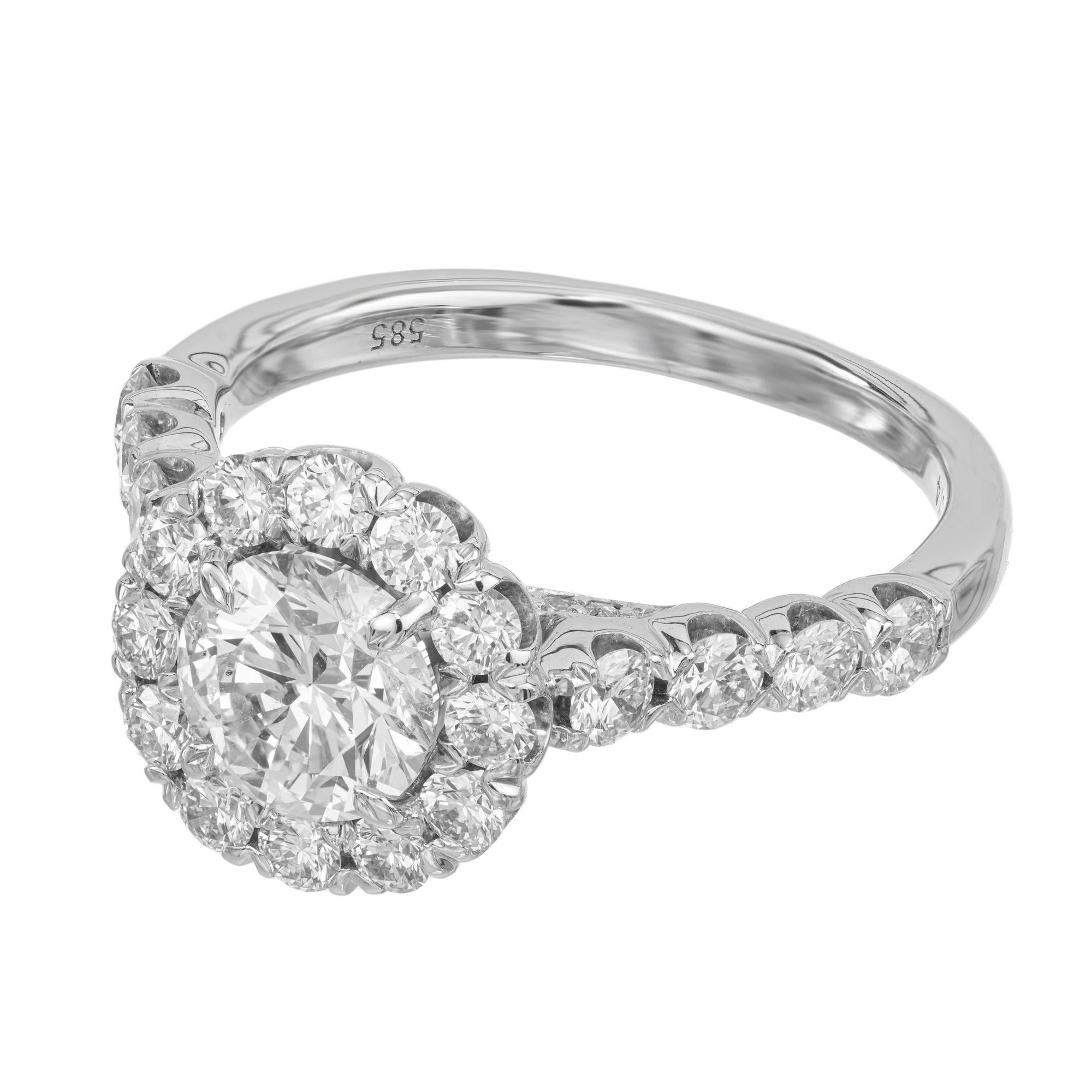 Taglio rotondo Anello di fidanzamento con diamante rotondo aureolato in oro bianco certificato EGL da 1,00 carati in vendita