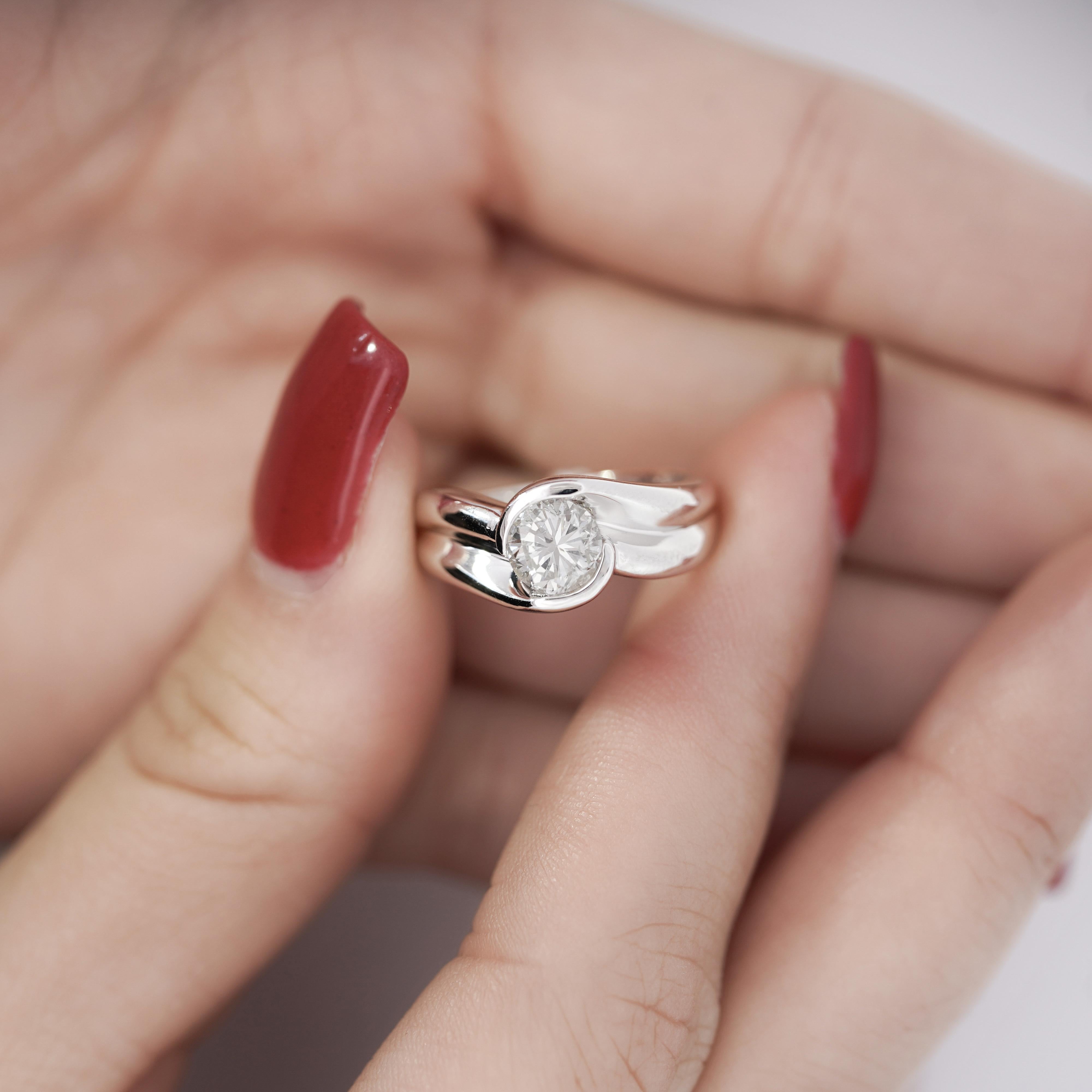 Contemporary EGL Certified 1.01 Carat Round F-G/SI3 Diamond Platinum Bypass Engagement Ring For Sale