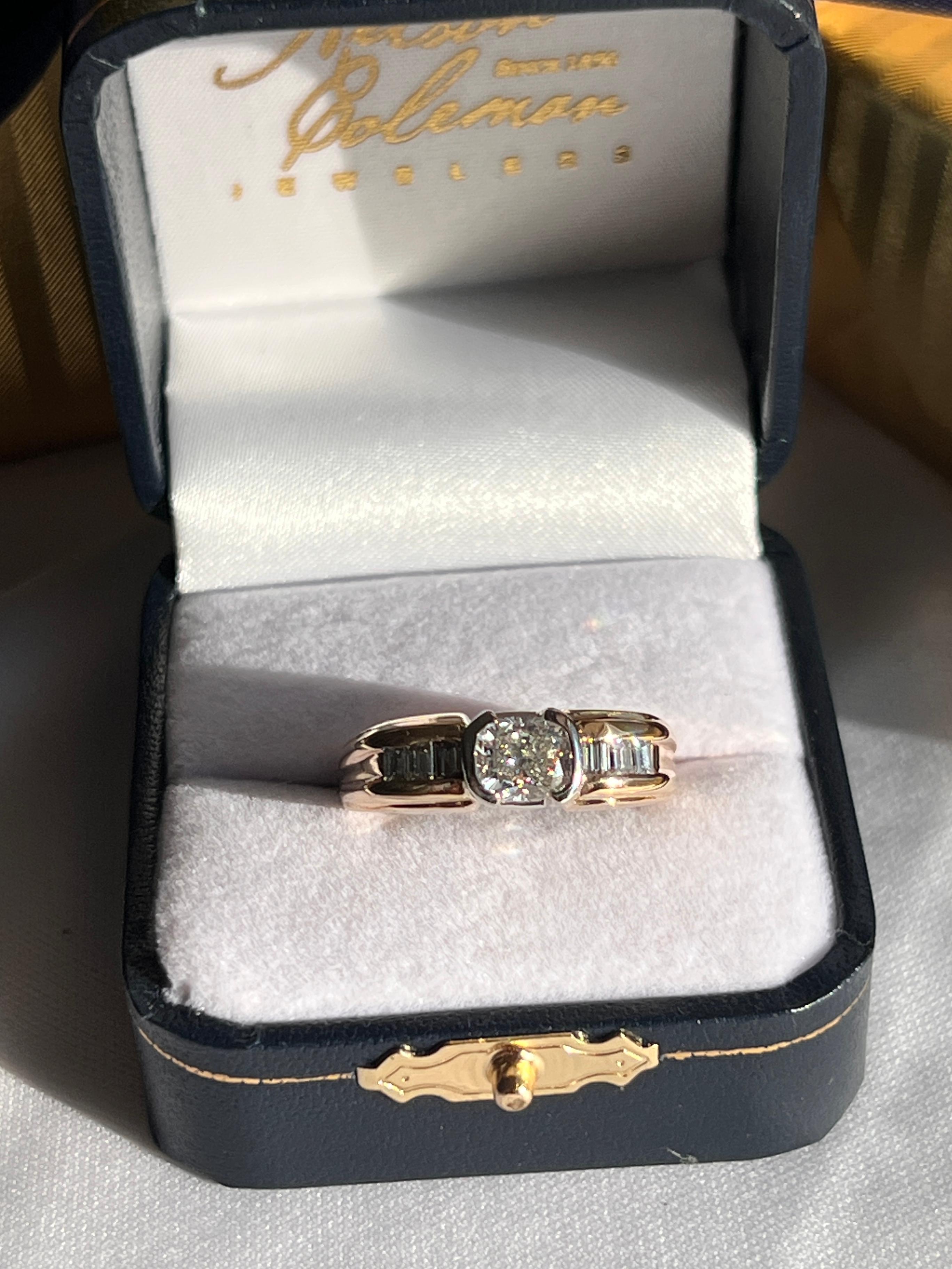 Questa fascia vintage in oro giallo e bianco da 14 carati presenta un diamante centrale da 1,02 carati con taglio a cuscino e rapporto EGL, il che la rende una scelta ideale per i collezionisti di anelli con diamanti vintage unici e di gioielli