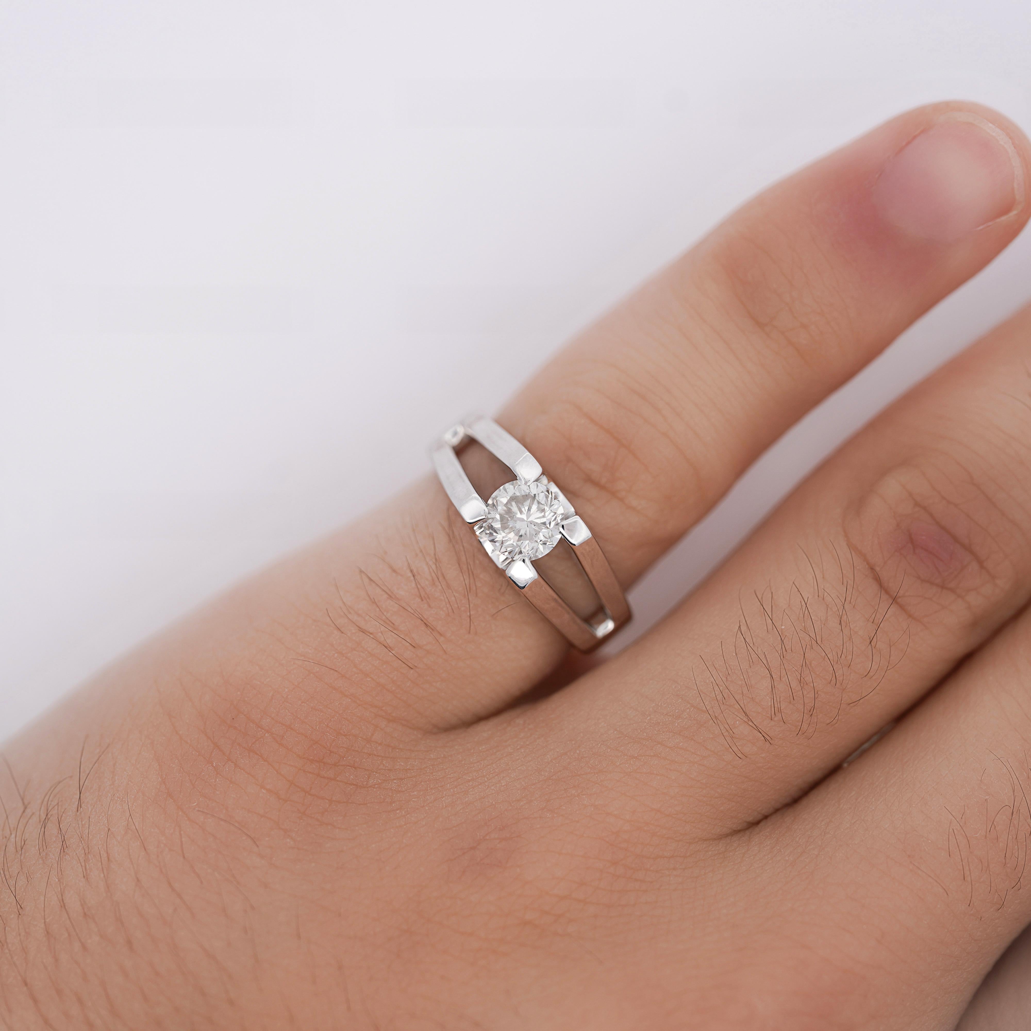 Diamante naturale di 1,03 carati, taglio brillante rotondo, colore E-F, purezza SI1, in un anello solitario in platino con gambo diviso.

Dettagli:
Tipo di articolo: Anello solitario con gambo spaccato
Metallo: Platino 900
Misura: 6,5
