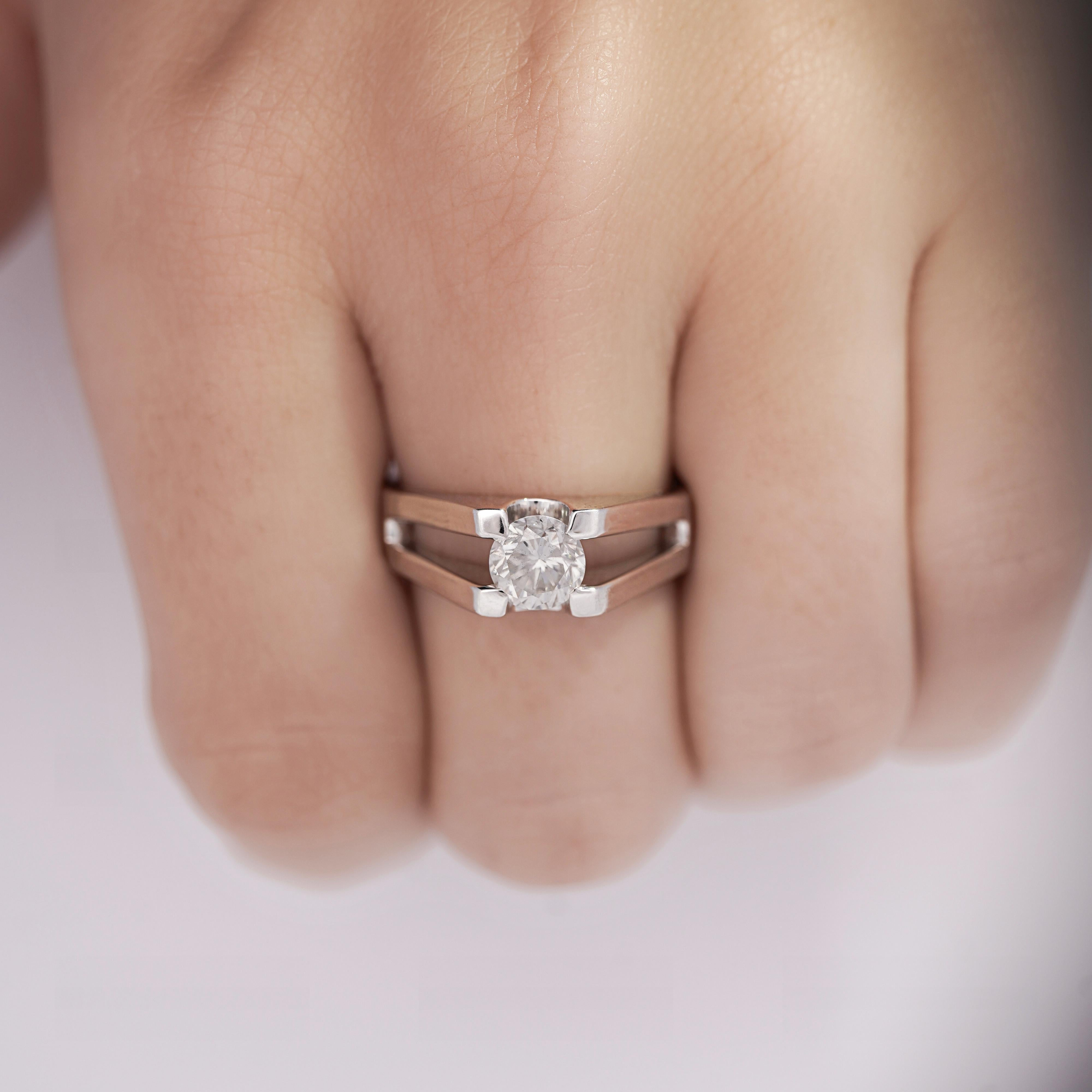 Contemporaneo Anello solitario con diamante taglio rotondo in platino con gambo diviso, certificato EGL da 1,03 carati in vendita