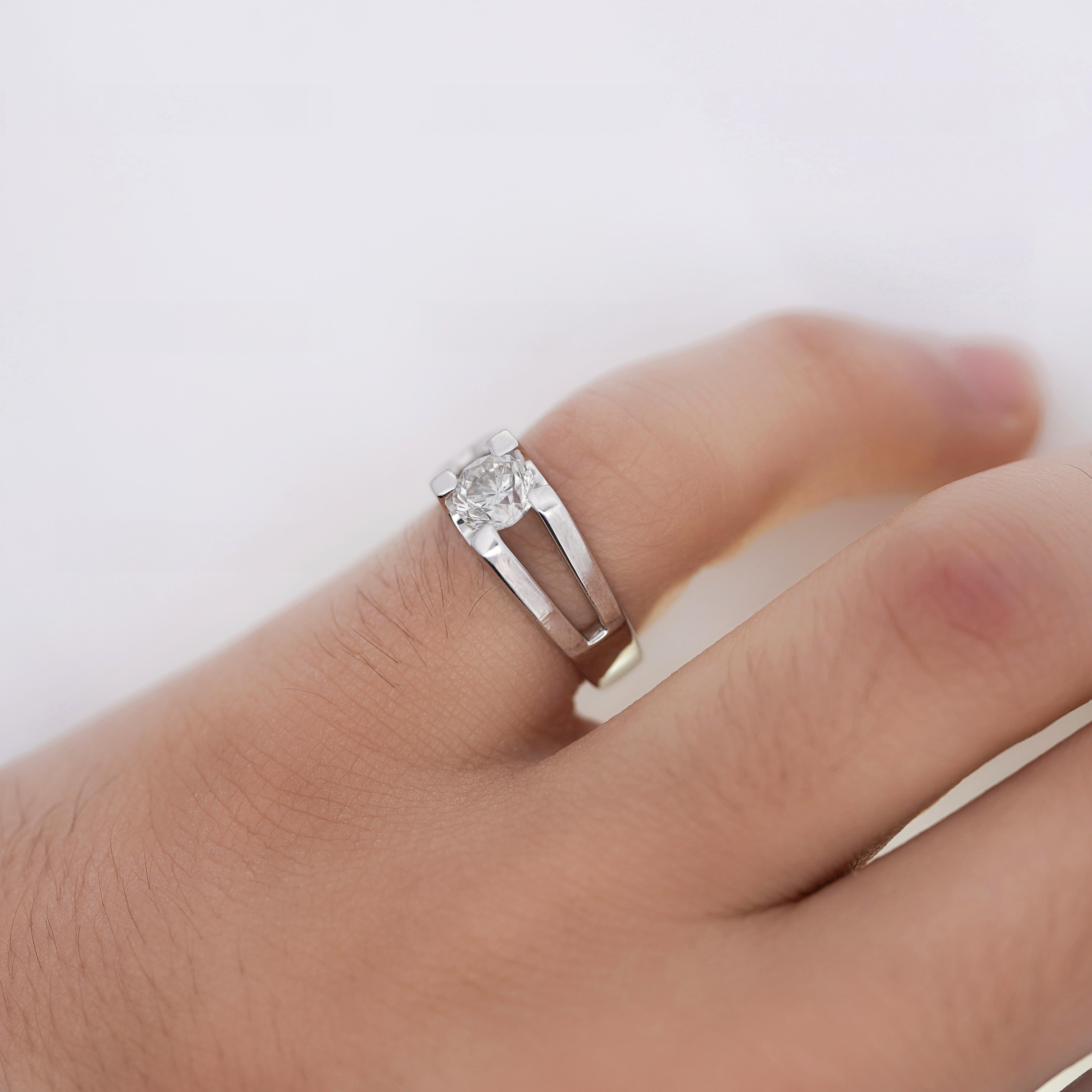 Taglio brillante Anello solitario con diamante taglio rotondo in platino con gambo diviso, certificato EGL da 1,03 carati in vendita