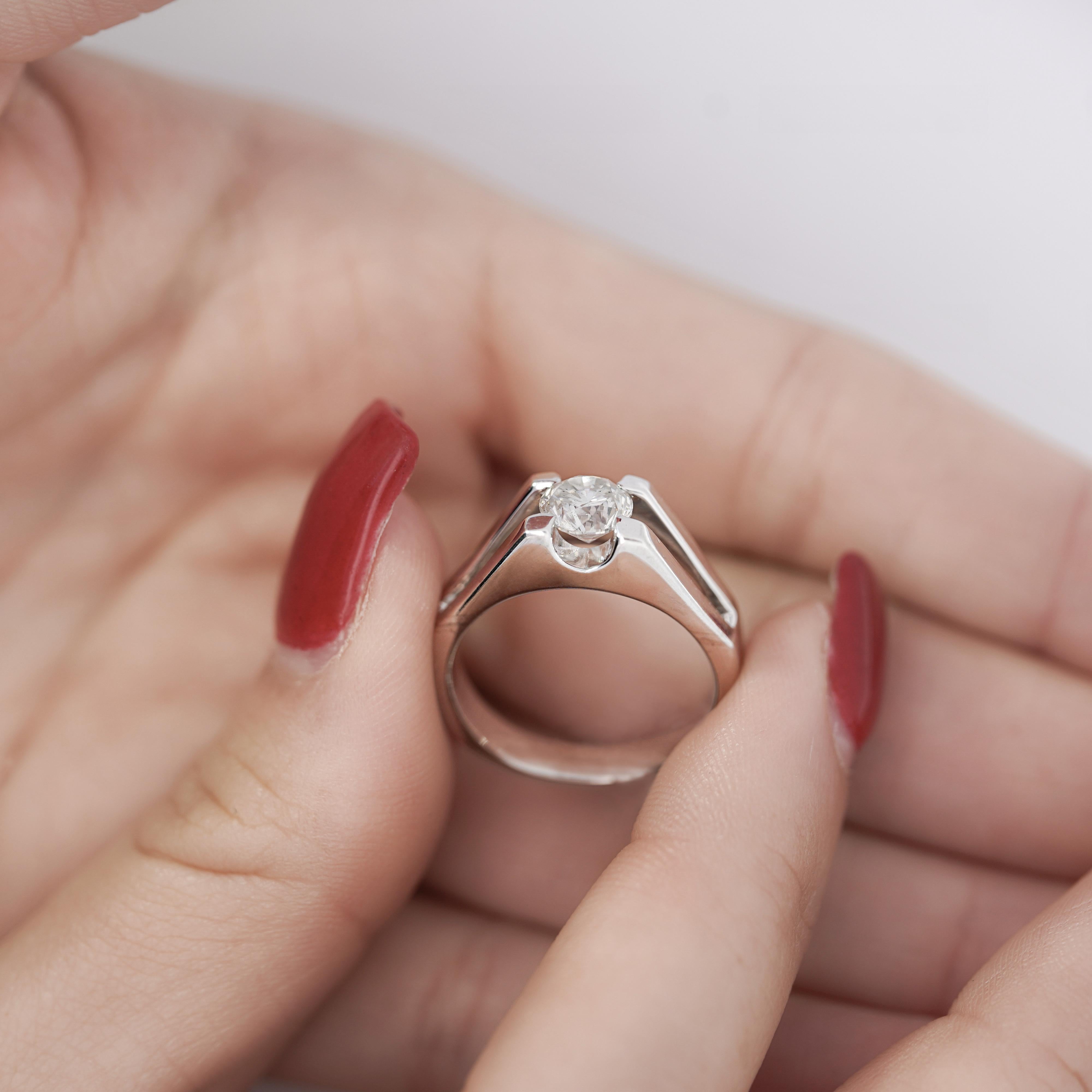 Solitärring, EGL-zertifizierter 1,03 Karat Diamant im Rundschliff Platin mit geteiltem Formschliff Damen im Angebot