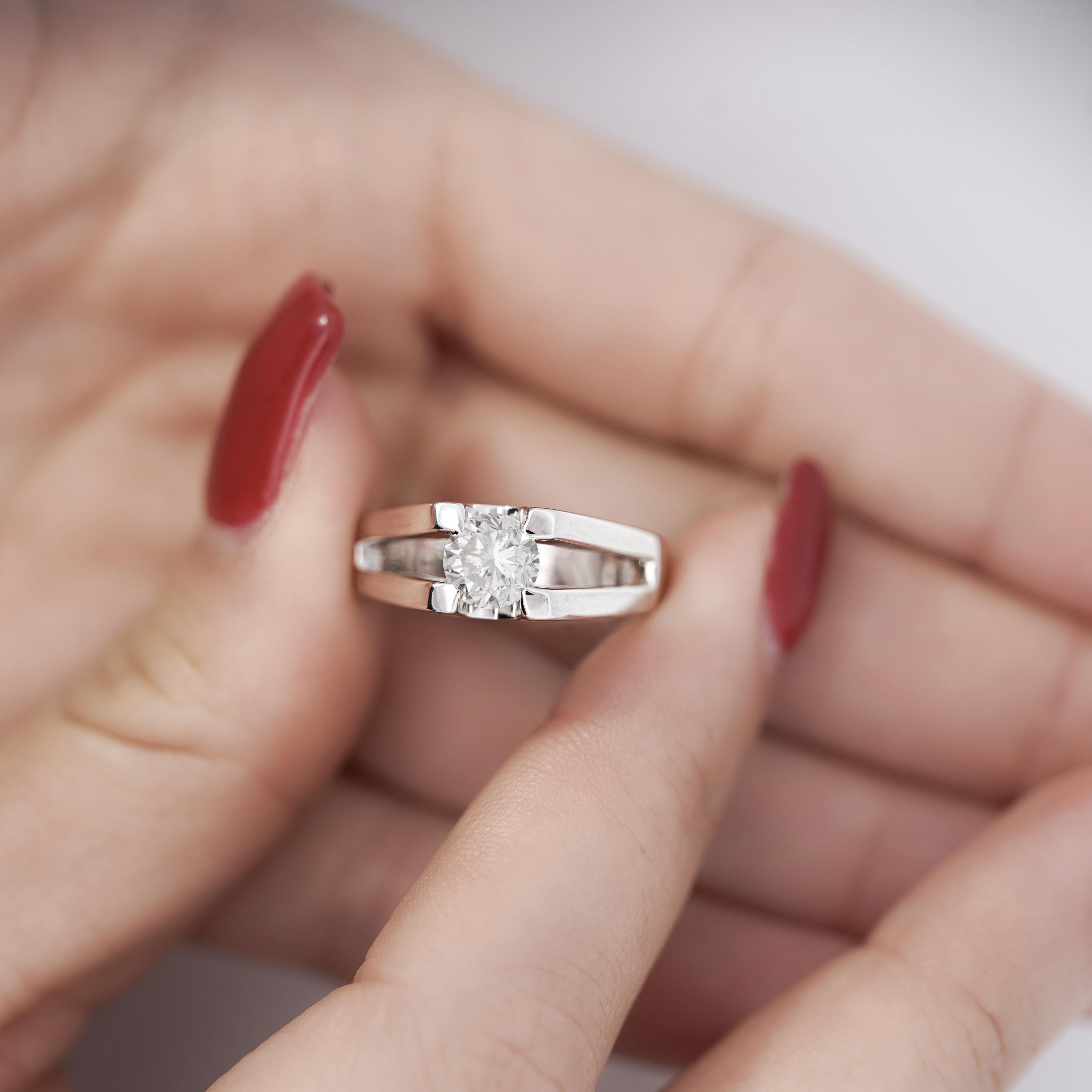 Anello solitario con diamante taglio rotondo in platino con gambo diviso, certificato EGL da 1,03 carati in vendita 1