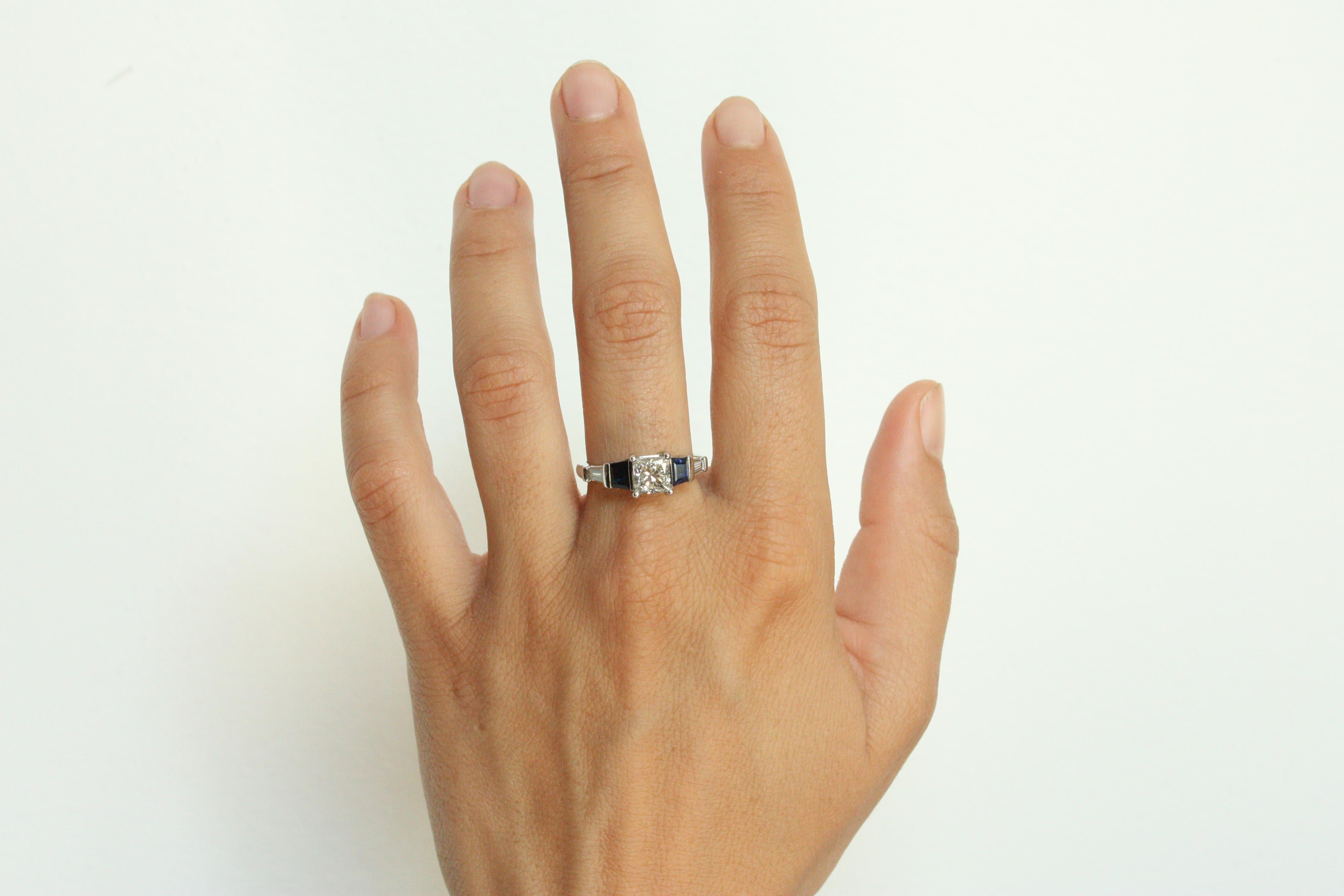Bague de fiançailles de style moderne en diamant et platine, fabriquée par Bracken Jewelers à Venice, Californie. Naturellement, le diamant central de 1,05 carat de taille princesse (certifié EGL, pureté VS-1, couleur E), deux diamants latéraux de