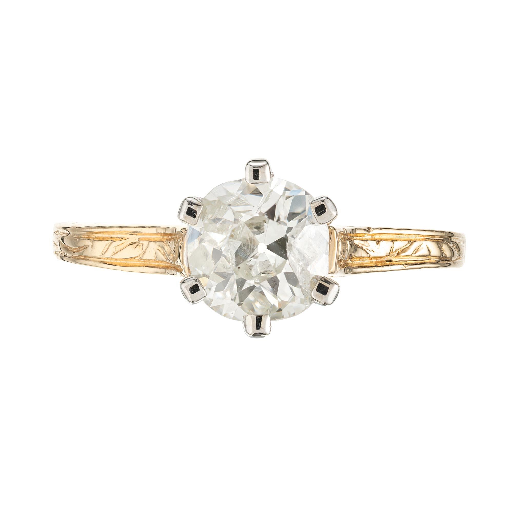 Notre bague de fiançailles à deux tons en diamant certifié EGL est un chef-d'œuvre d'élégance intemporelle. L'éclat envoûtant du diamant de 1,12 carat provenant d'une ancienne mine est serti sur une superbe toile de fond de luxueux or bicolore,