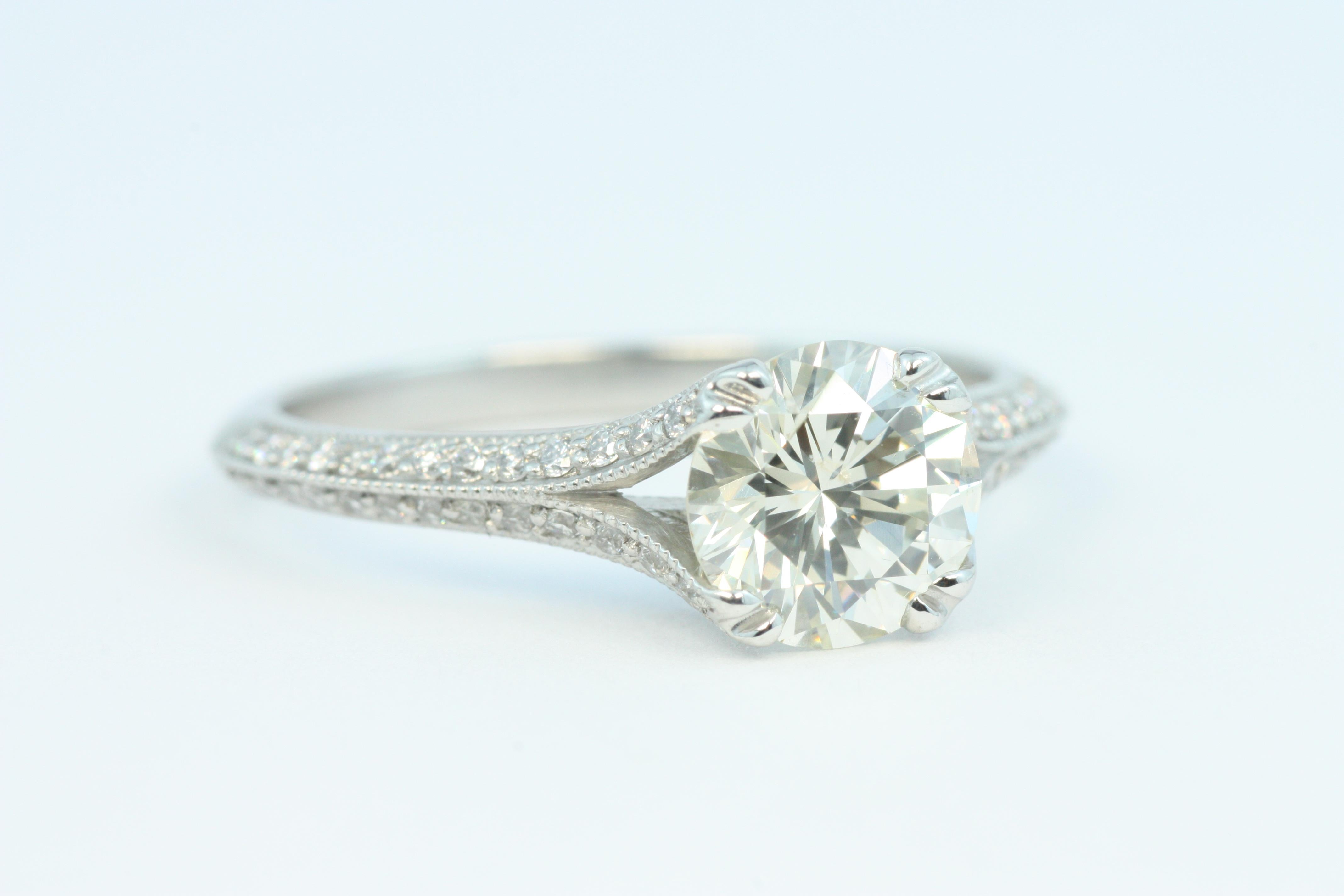 Taille brillant Bague de fiançailles en platine de style Art déco avec 1,13 carat de diamant et 0,22 de côté en vente