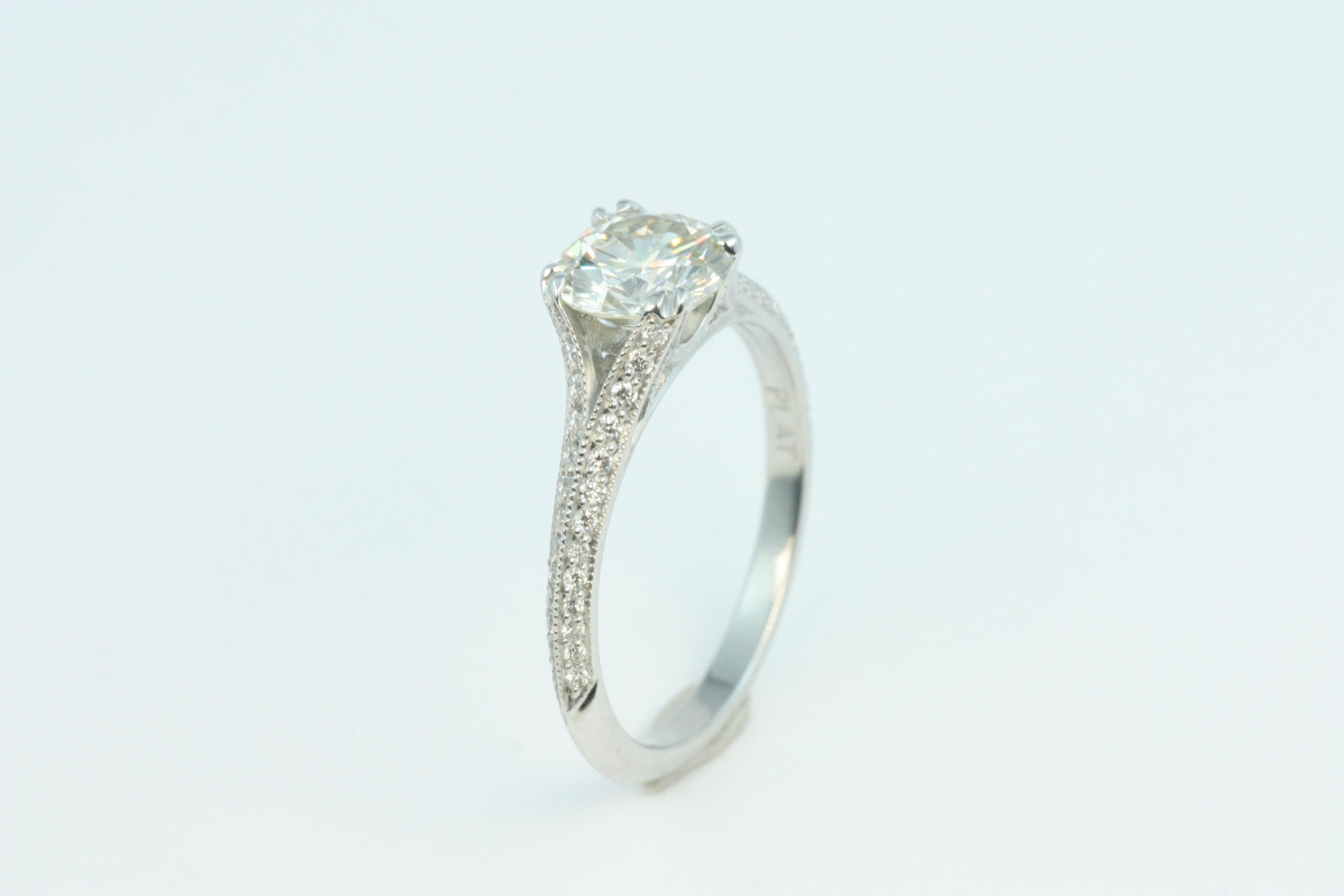 Bague de fiançailles en platine de style Art déco avec 1,13 carat de diamant et 0,22 de côté en vente 1