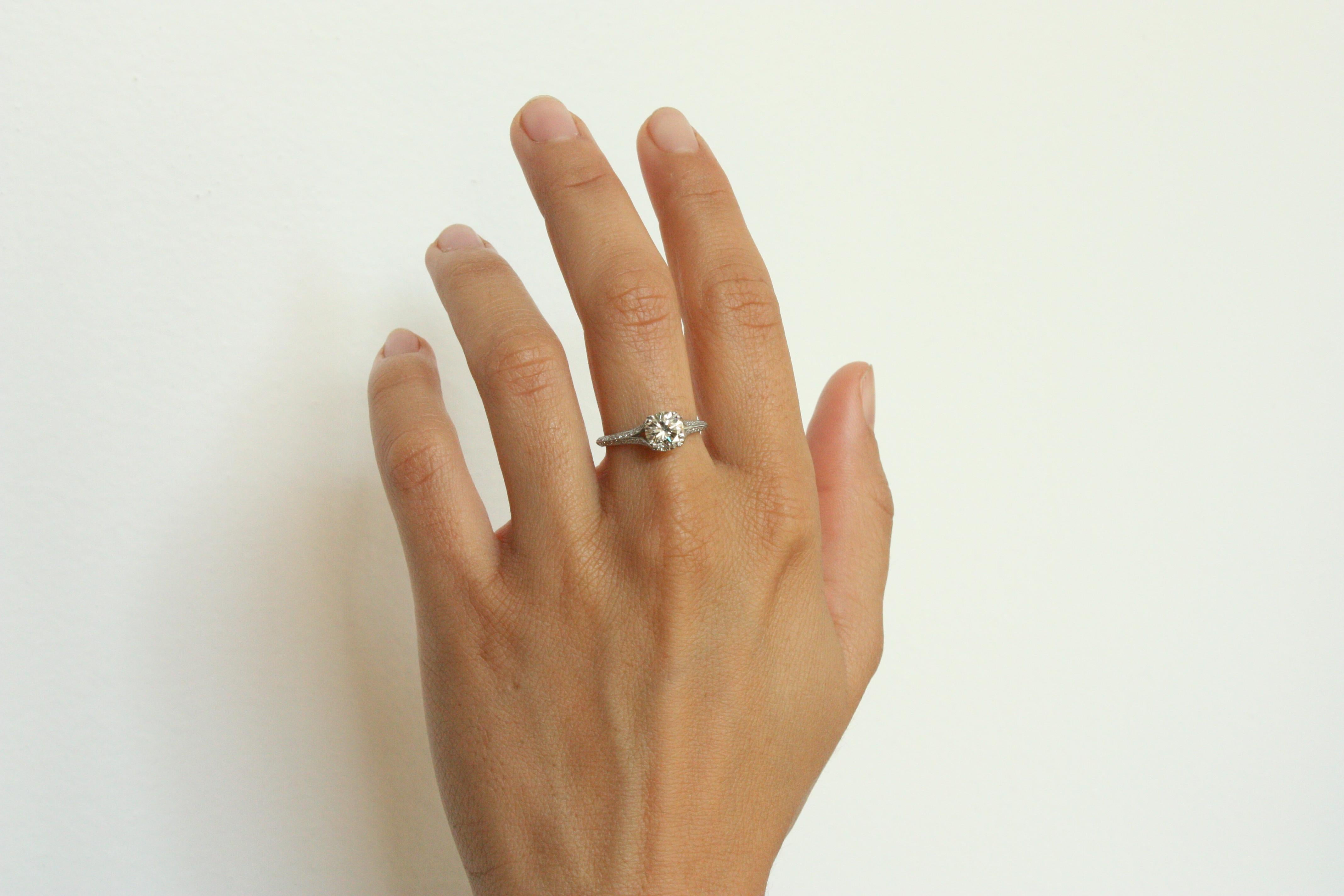 Classique et élégante, cette bague de fiançailles Art of Vintage d'inspiration vintage dégage un charme intemporel. Un diamant rond central de 1,13 ct de taille brillant brille avec éclat, rehaussé par 0,22 ct de diamants ronds latéraux