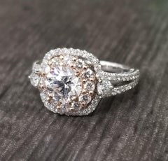 Or blanc et rose 14k Poids total 2,45 carats Diamant taille brillant en halo