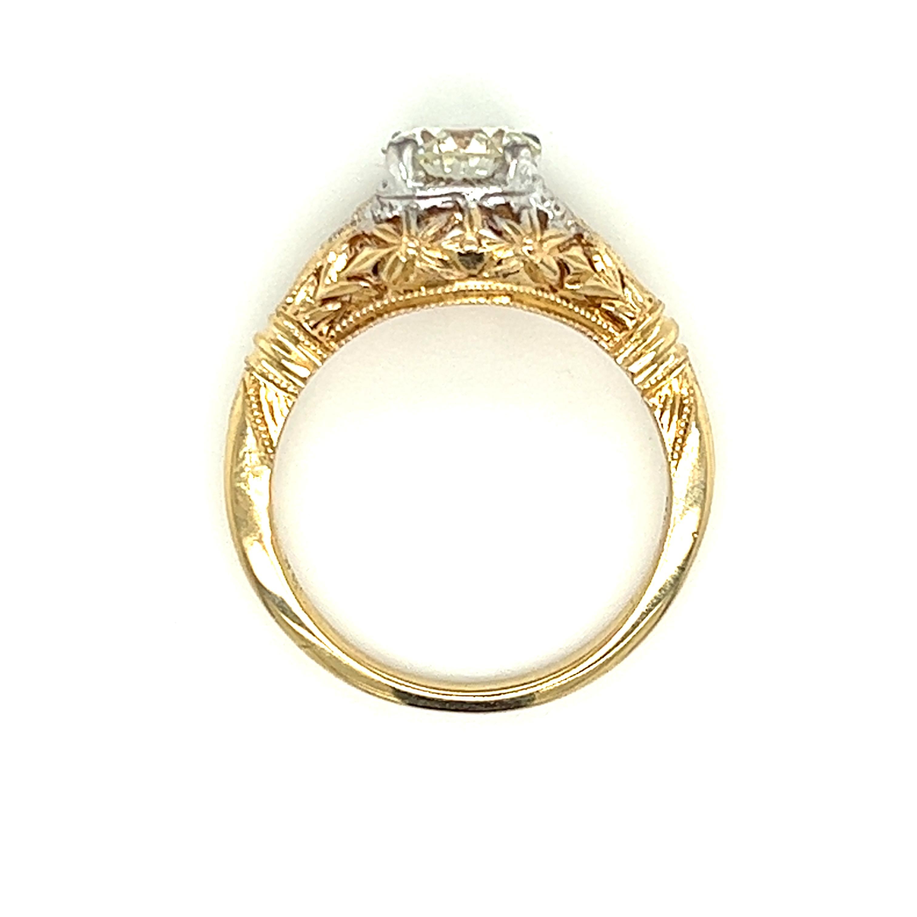 Ein 14-karätiger filigraner Ring aus Gelb- und Weißgold (gestempelt 14K), besetzt mit einem Diamanten im alten europäischen Schliff von 1,16 Karat mit der Farbe L und der Reinheit VVS2, gemäß EGL USA-Berichtsnummer US61218401D, und zwei (2)