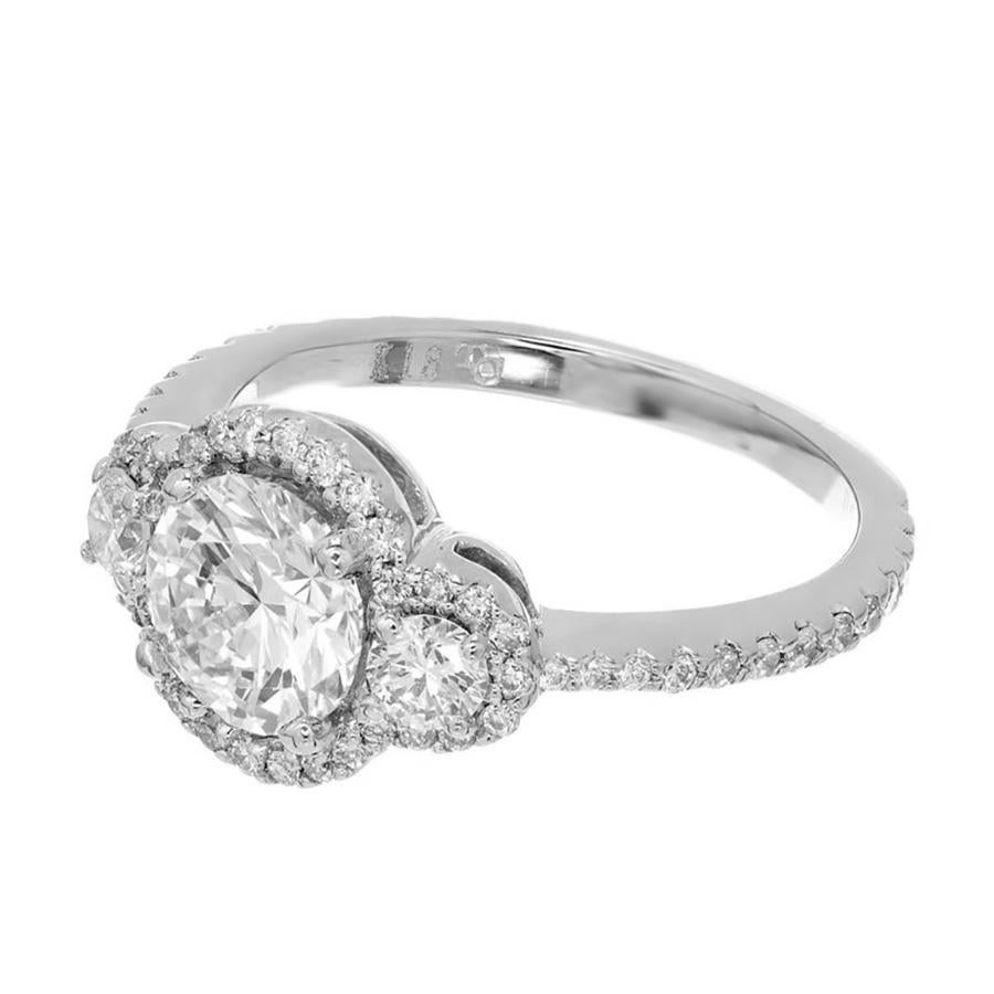 Gold-Verlobungsring mit EGL-zertifiziertem 1,26 Karat dreisteinigem Diamant-Halo (Rundschliff) im Angebot