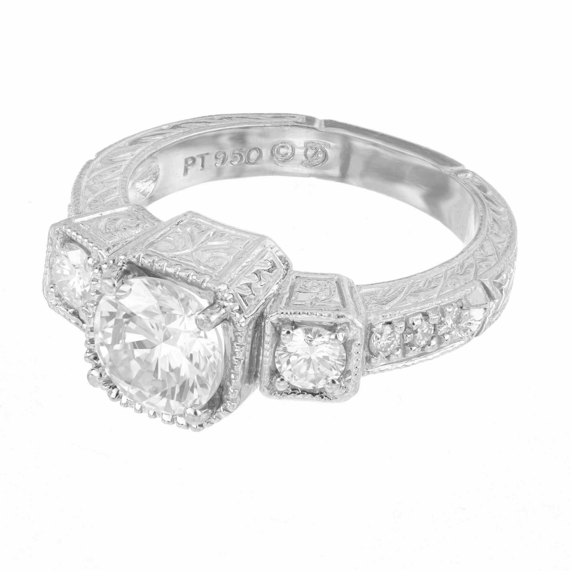 Realizzato per affascinare, questo squisito anello in platino con diamante rotondo a tre pietre certificato EGL da 1,27 carati presenta un'intricata incastonatura in platino. La pietra centrale è circondata da un castone a otto lati che rende questo