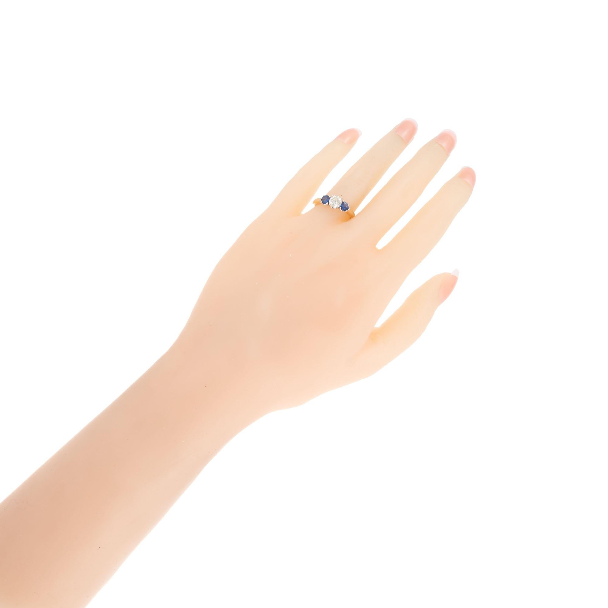 Bague de fiançailles à trois pierres en or avec diamants ronds et saphirs de 1,38 carat certifiés EGL en vente 1