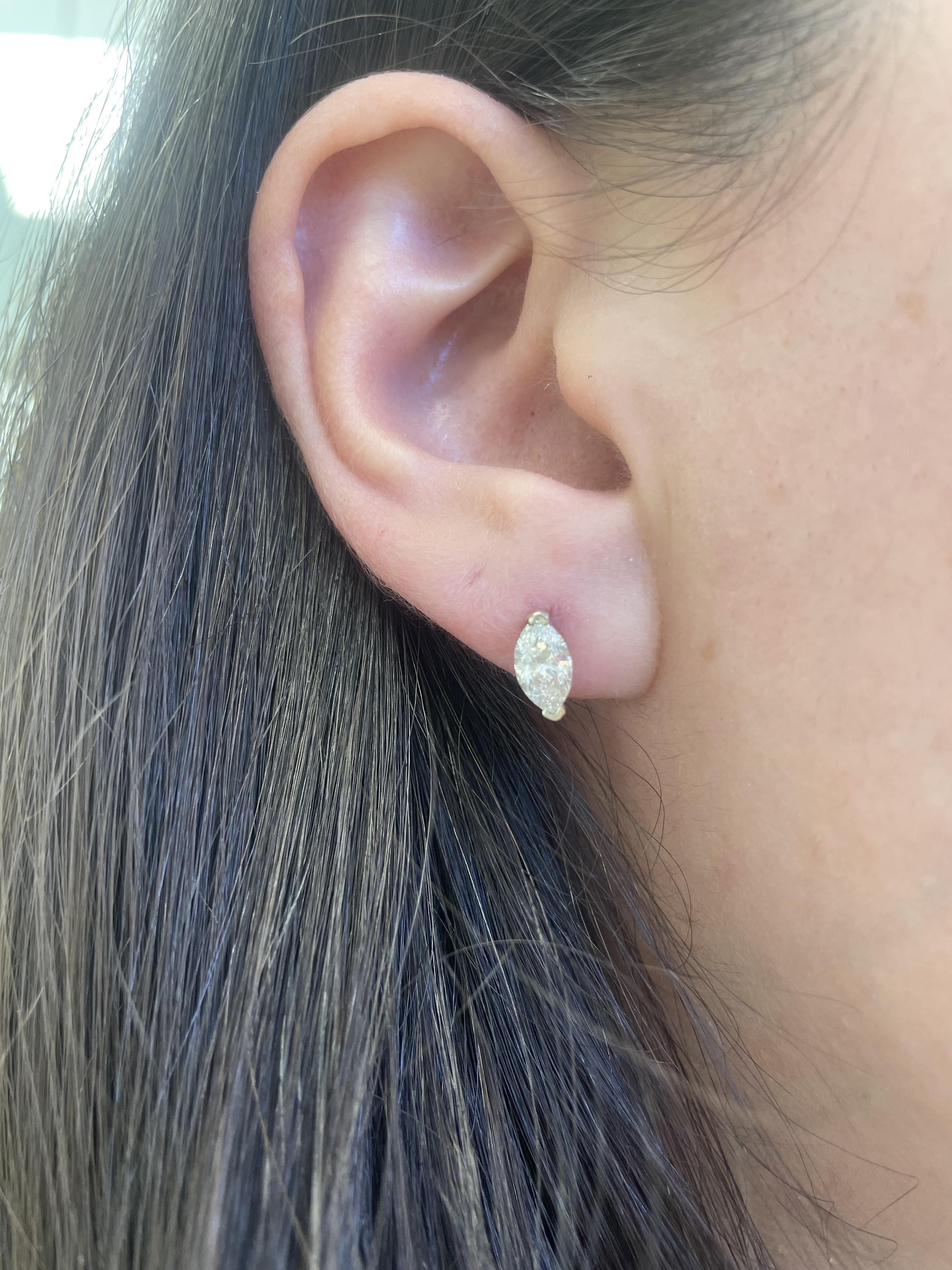 Orecchini classici con diamanti, ogni pietra è certificata EGL.
Due diamanti marquise abbinati per un totale di 1,41 carati. Una pietra di colore H, l'altra di colore I, entrambe di grado di chiarezza SI3. Oro bianco 14k, 1,37 grammi.
Su richiesta,