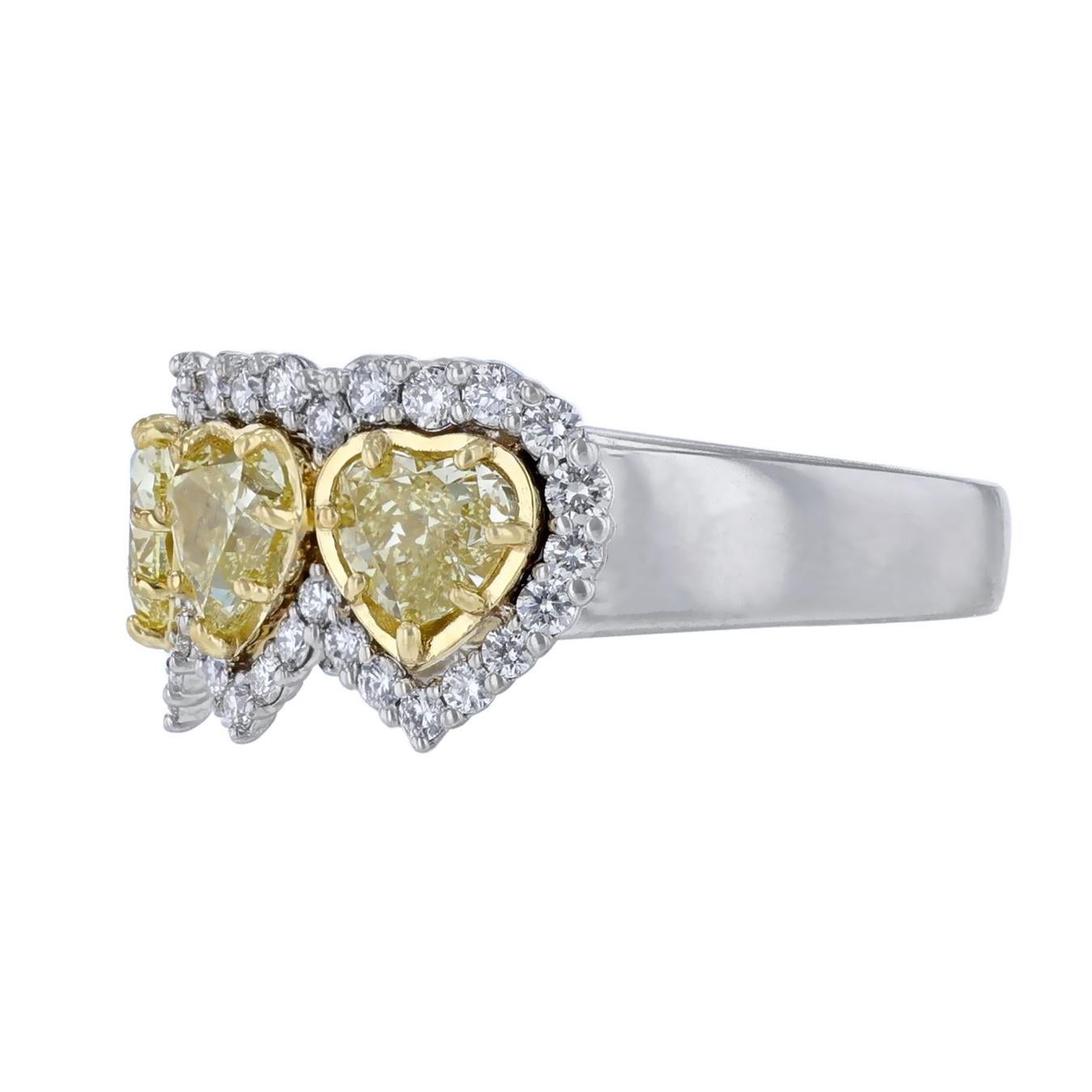 Questo anello da donna è realizzato in oro bianco 14K. Presenta 5 diamanti gialli a forma di cuore, certificati EGL; 
Peso di 0,61 carati, grado di colore (FY), grado di purezza (VS1) e certificato EGL US56418419D
peso di 0,59 carati, grado di