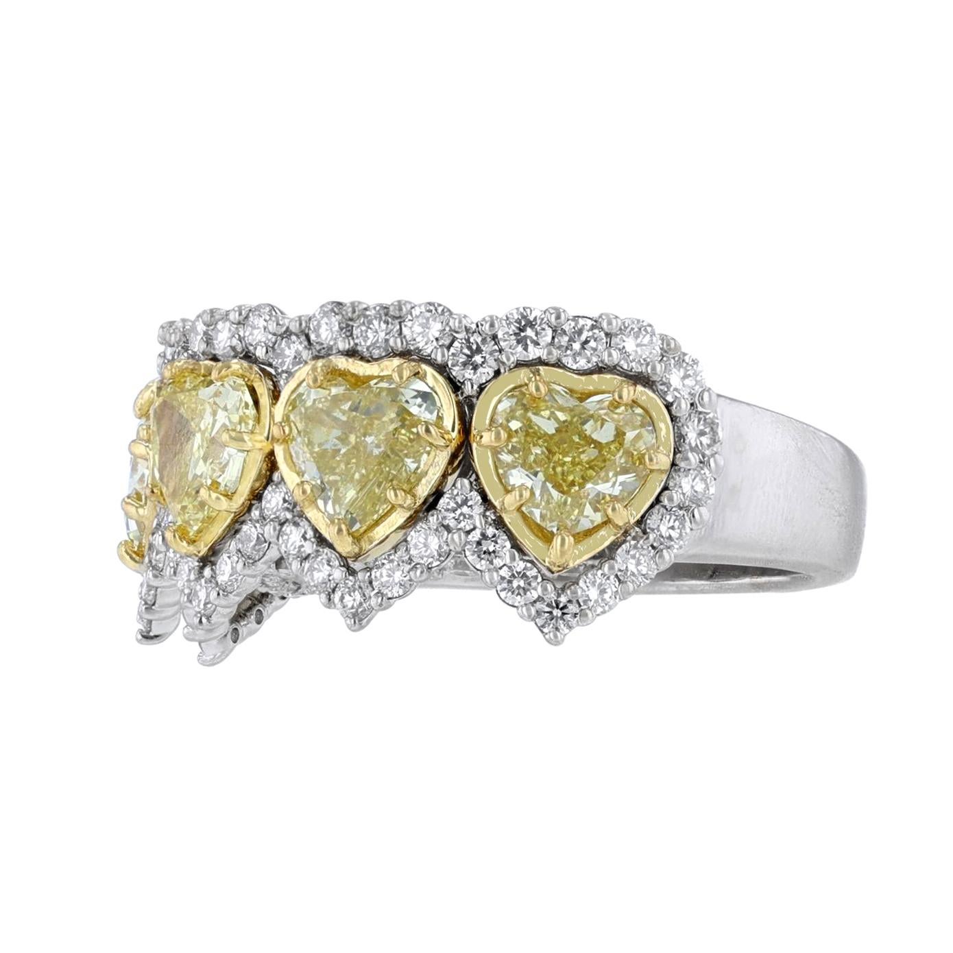 Contemporaneo Anello con cuore giallo e diamante bianco aureolato in oro 14K certificato EGL, 3,82 carati in vendita