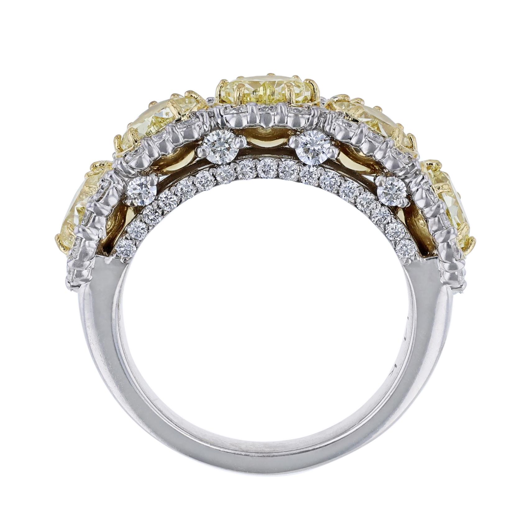 Cuore Anello con cuore giallo e diamante bianco aureolato in oro 14K certificato EGL, 3,82 carati in vendita