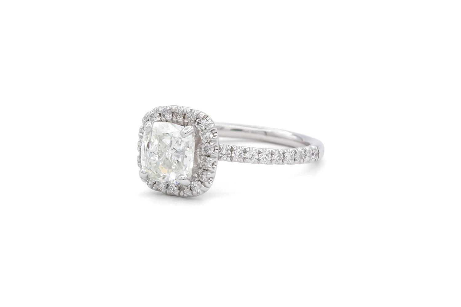 Contemporain Bague de fiançailles en or blanc 14 carats certifiée EGL et halo de diamants taille coussin 1,78 carat en vente