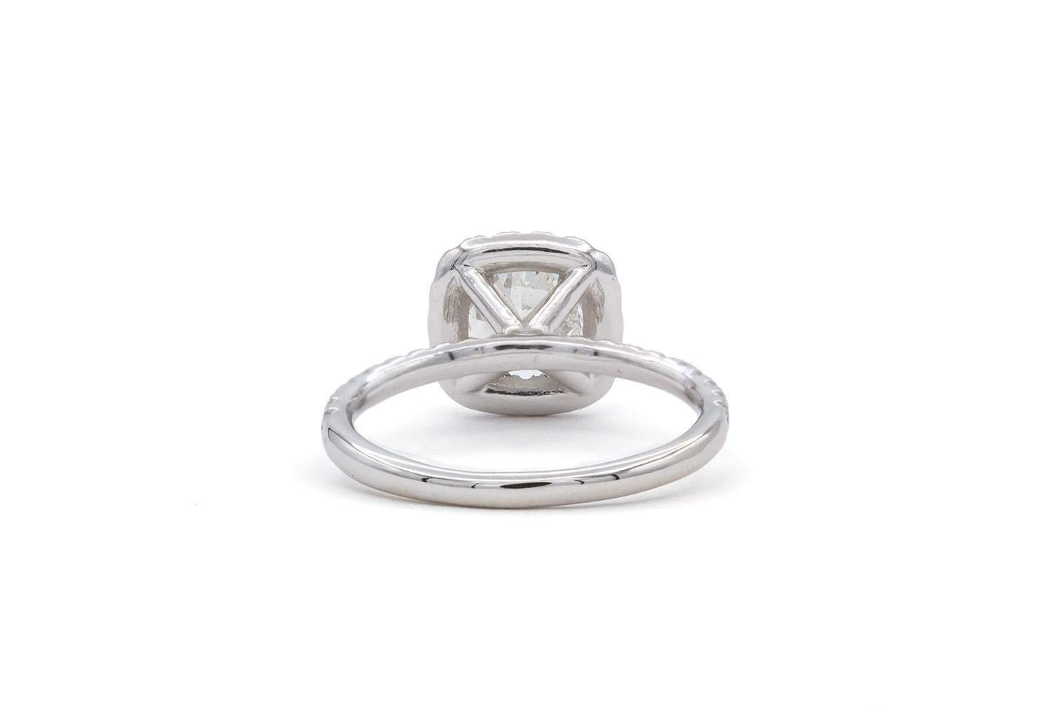 Taille coussin Bague de fiançailles en or blanc 14 carats certifiée EGL et halo de diamants taille coussin 1,78 carat en vente
