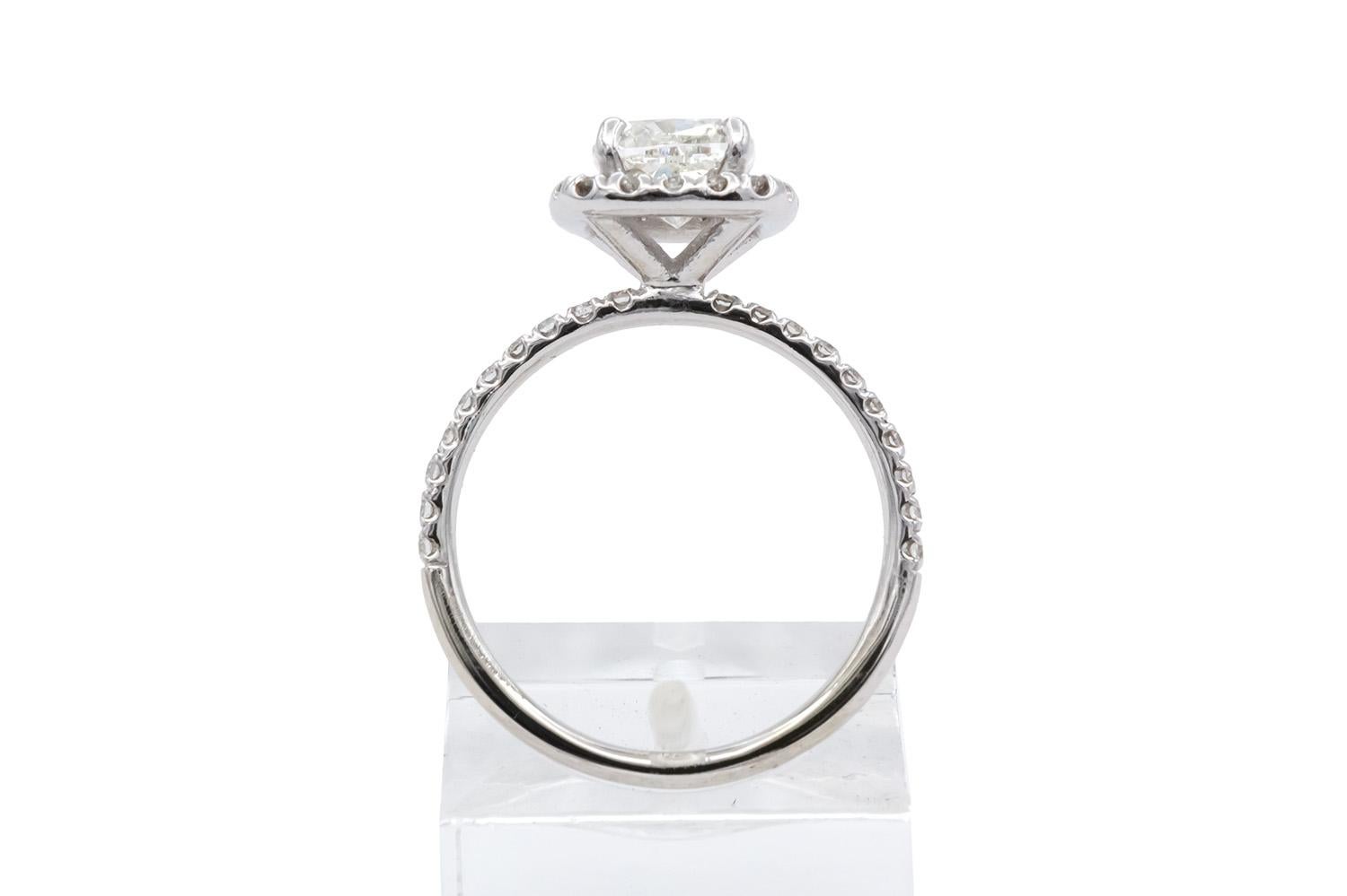 Bague de fiançailles en or blanc 14 carats certifiée EGL et halo de diamants taille coussin 1,78 carat Pour femmes en vente