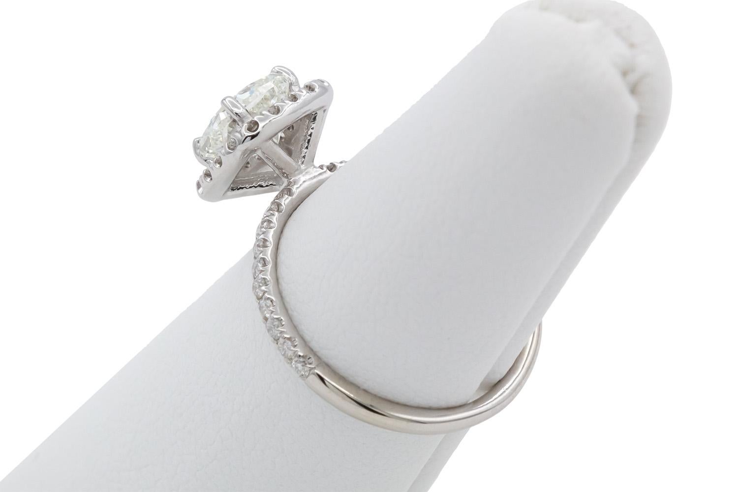 Bague de fiançailles en or blanc 14 carats certifiée EGL et halo de diamants taille coussin 1,78 carat en vente 1