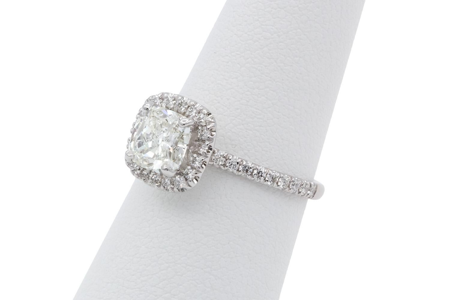 Bague de fiançailles en or blanc 14 carats certifiée EGL et halo de diamants taille coussin 1,78 carat en vente 2