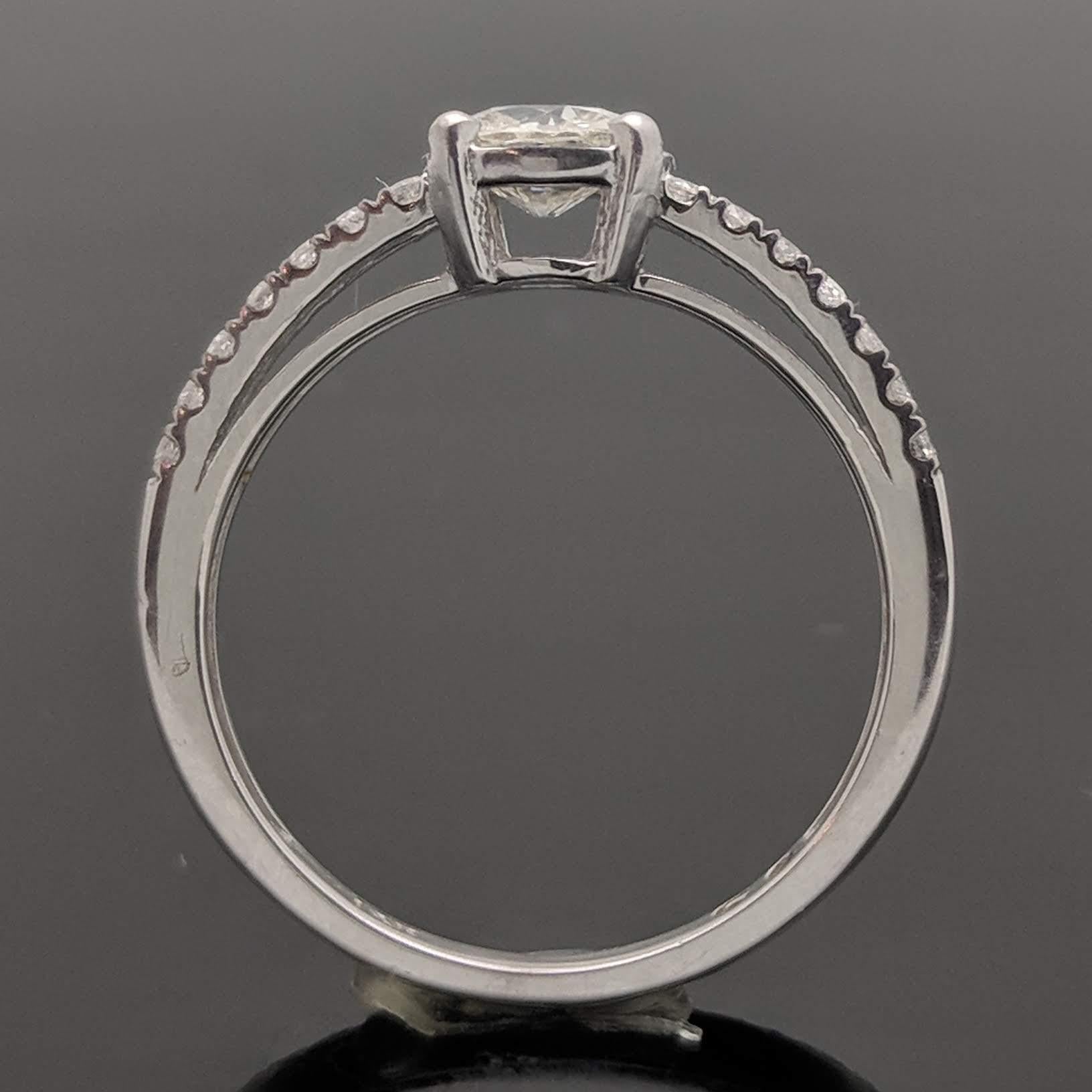 EGL Certified 14 Karat White Gold Diamonds Ring In New Condition For Sale In Los Angeles, CA