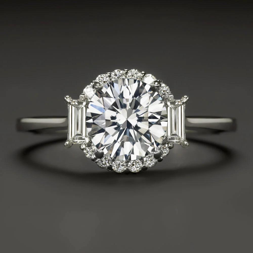Der hier angebotene Verlobungsring hat ein wunderschönes und beträchtliches Gewicht von 1,51 Karat. Der Hauptdiamant wird von Diamanten im Baguetteschliff flankiert und ist von einem glitzernden Diamantenkranz umgeben.

Der zentrale Diamant ist von