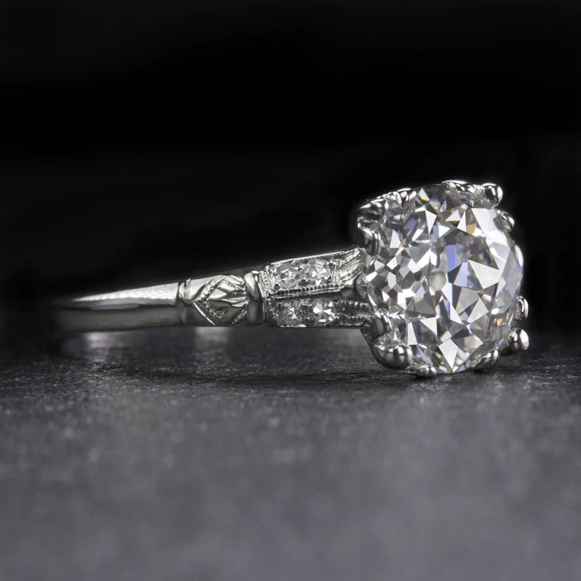 Une bague de fiançailles intemporelle en platine, ornée d'un remarquable diamant taille ancienne européenne de 1.51 carats. 

Le diamant central présente une couleur I et une pureté SI1, et rayonne d'un éclat captivant. Ses facettes sont polies de