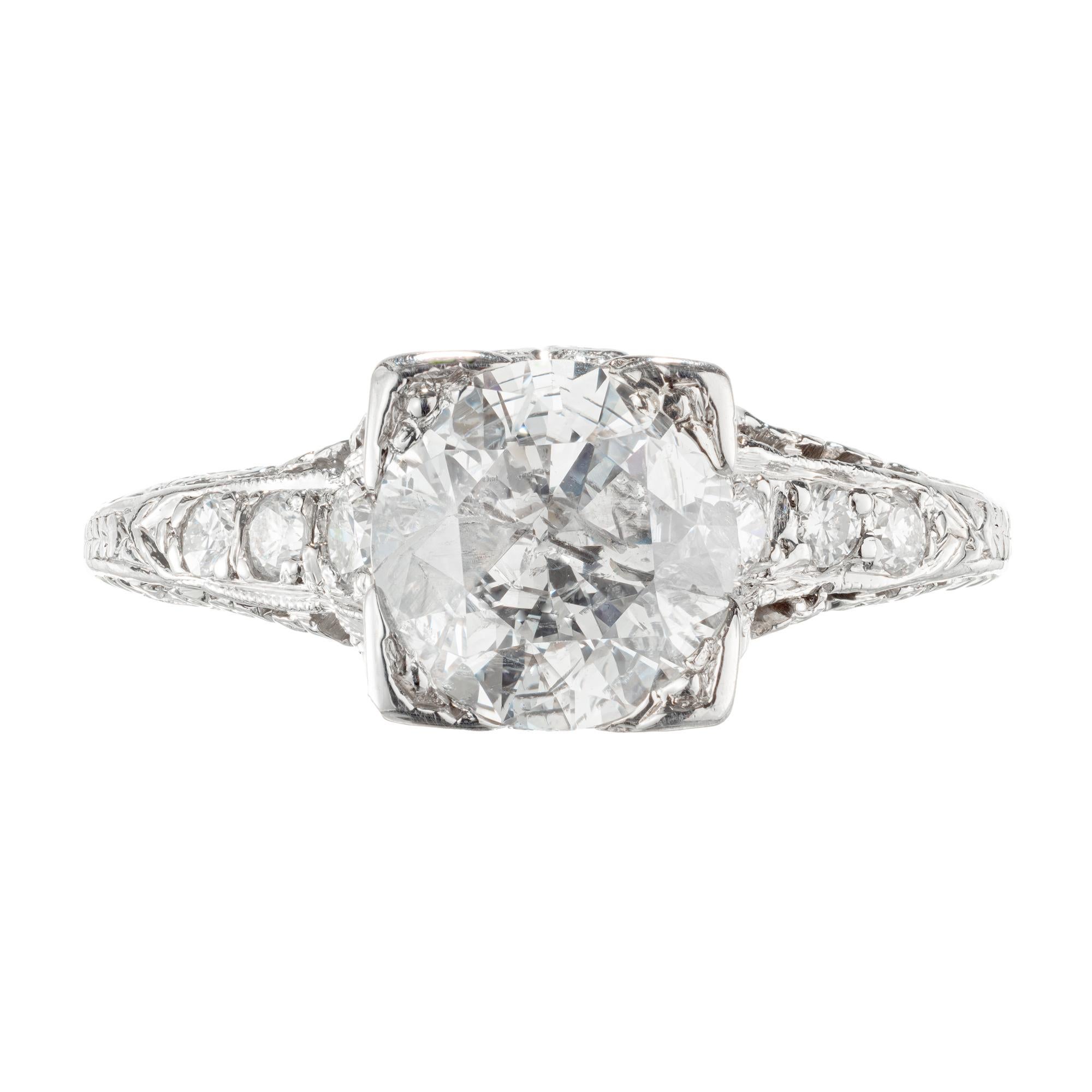 Anello in platino con diamante degli anni '30. Pietra centrale a taglio transitorio certificata EGL con sei diamanti rotondi taglio brillante. Recentemente è stato classificato dall'EGL come pieno di fratture. 

1 diamante rotondo taglio brillante,