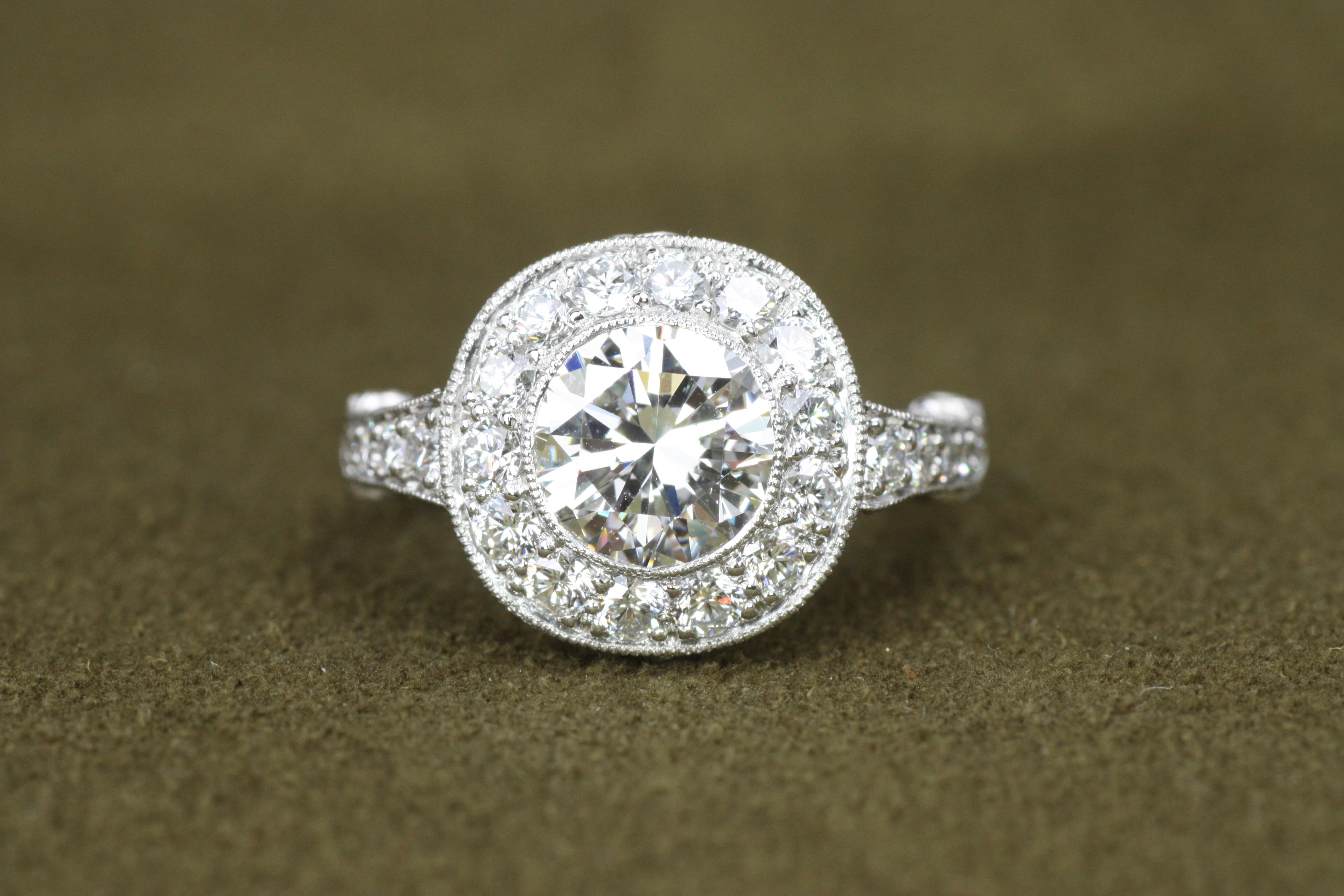 Siguiendo el modelo del emblemático anillo de compromiso Tiffany Legacy, este anillo de compromiso de diamante redondo en platino es una obra maestra de brillo y artesanía. Un diamante brillante redondo de 1,70 ct brilla en el centro, rodeado en la