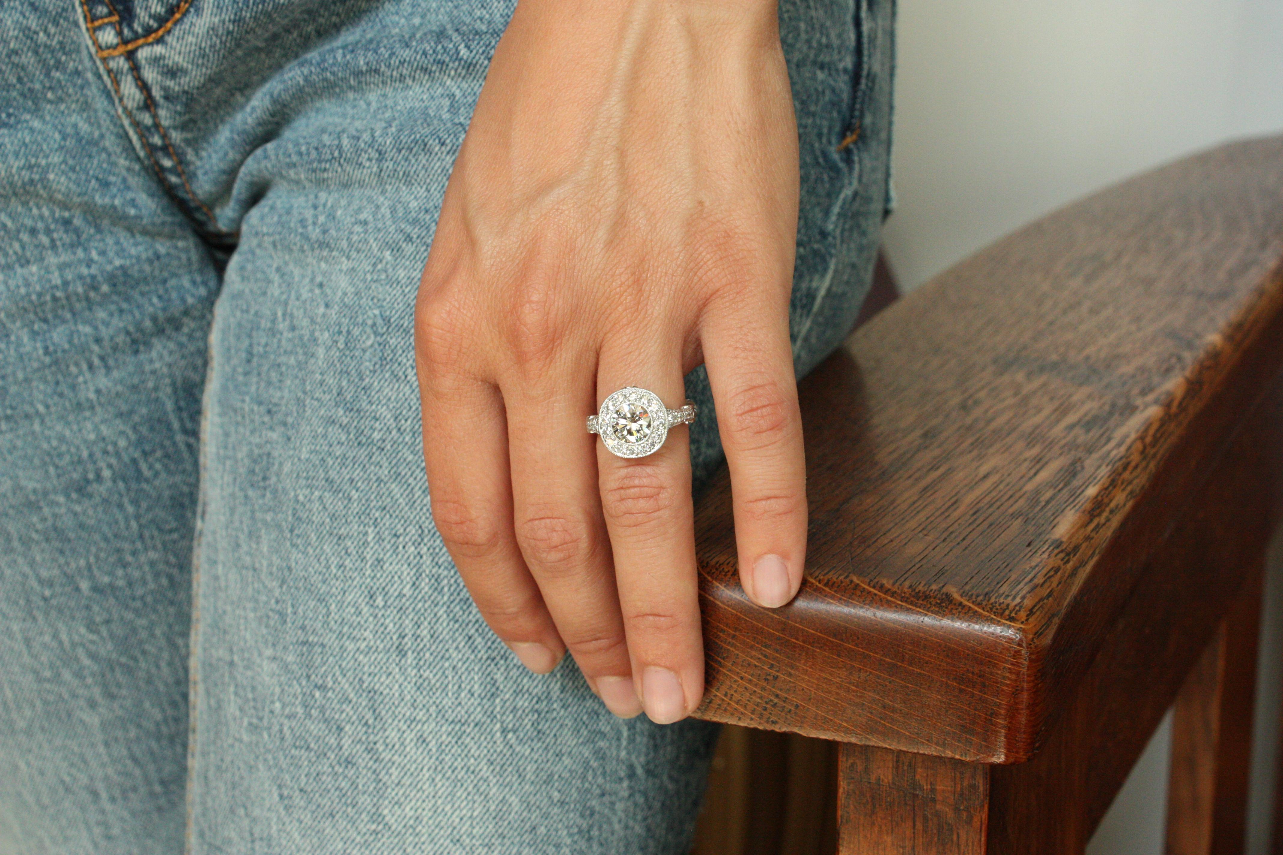 De las mujeres Anillo de compromiso de platino con diamante de 1,70 quilates certificado por EGL Estilo Tiffany Legacy en venta
