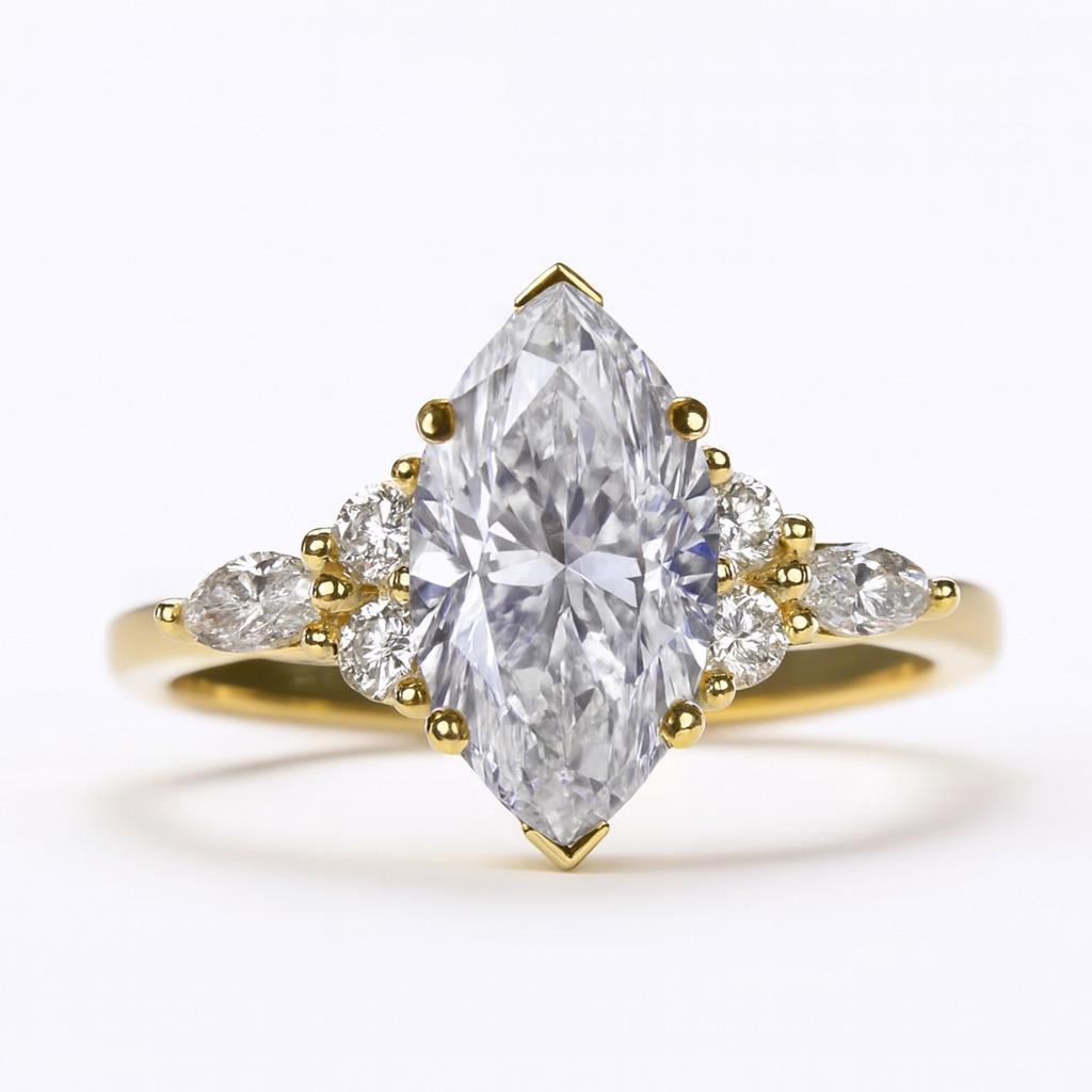 Questo anello di fidanzamento cattura l'attenzione con la sua elegante silhouette a marquise e il design a grappolo di ispirazione vintage. Al centro c'è un diamante di 1,94 carati con taglio a marquise, classificato di colore F e purezza SI2 da