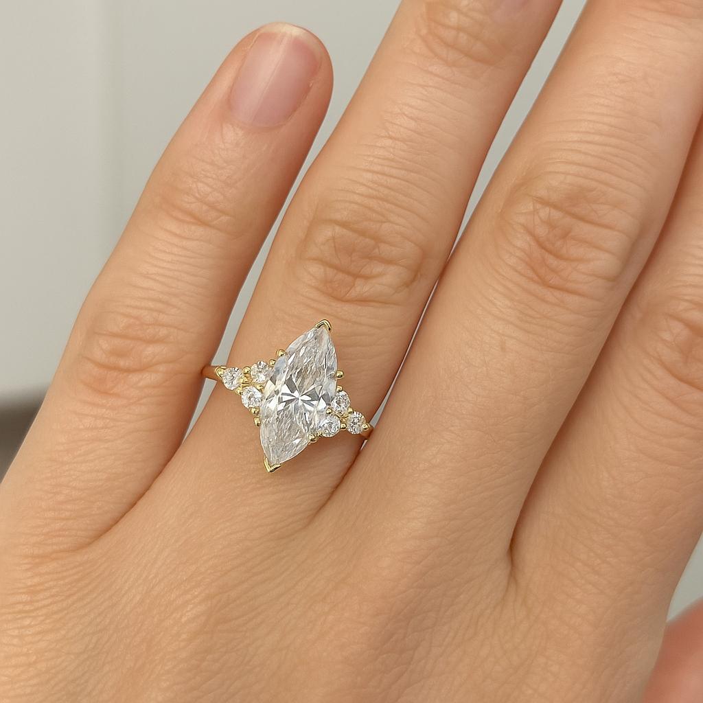 Anello di fidanzamento in oro giallo 14K con diamante marquise certificato EGL da 1,94 carati In condizioni Nuovo in vendita a Chicago, IL