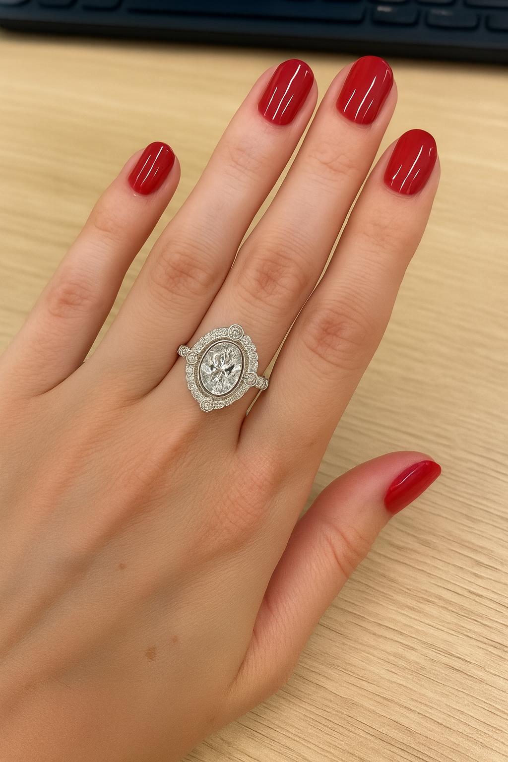 Taglio ovale Anello di fidanzamento aureolato con diamante ovale certificato EGL da 2,01 carati in oro bianco 14K in vendita
