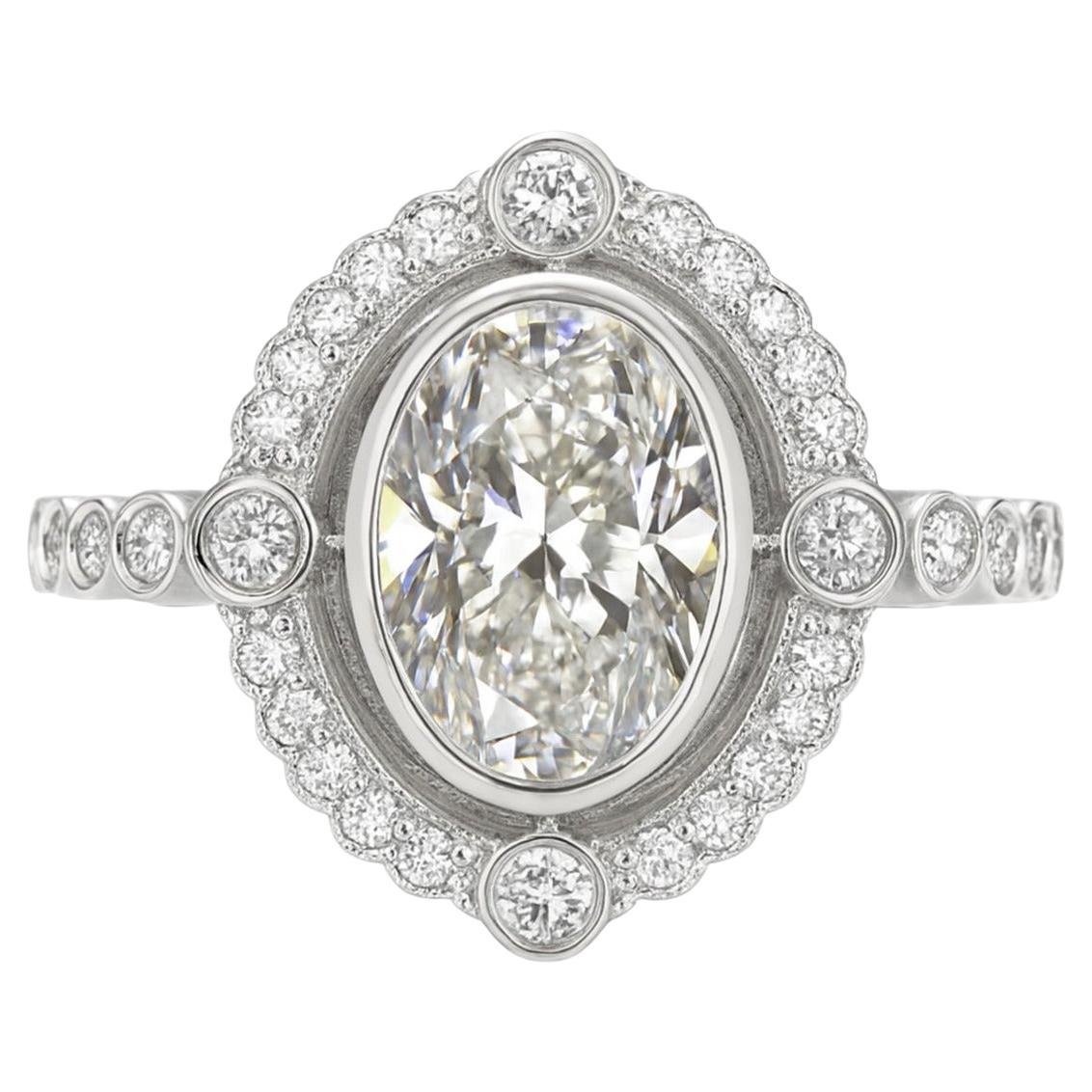 Anello di fidanzamento aureolato con diamante ovale certificato EGL da 2,01 carati in oro bianco 14K in vendita