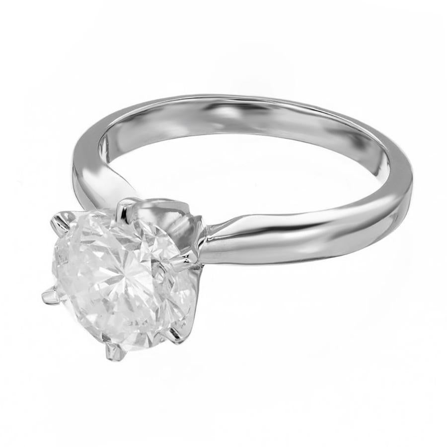 La bague de fiançailles solitaire simple en or blanc 14k, certifiée Eleg et ornée d'un diamant de 2,13ct, est un chef-d'œuvre qui murmure l'élégance et la beauté intemporelle. Son centre est un éblouissant diamant rond de 2,13 carats de taille