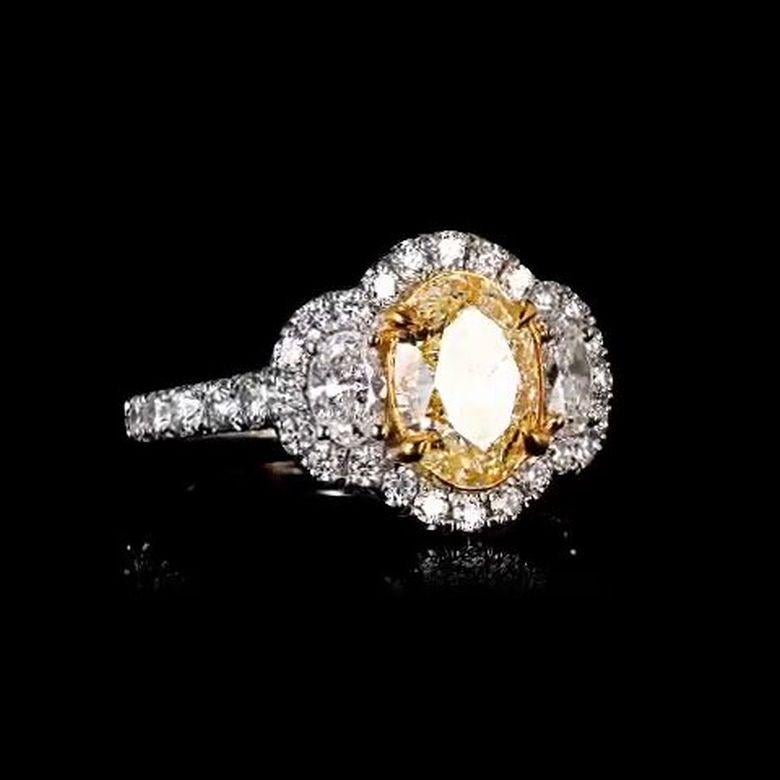 Questo anello con diamante artigianale certificato EGL presenta un affascinante diamante Nature Fancy Brownish Yellow da 2,28 carati, per un totale di 3,56 carati. Il diamante scintillante è montato su un'incastonatura a 4 punte in oro giallo 18