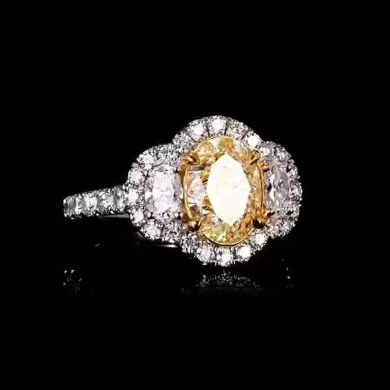 Art Déco Anello con diamante ovale aureolato certificato EGL da 2,28 carati di colore giallo brunastro VVS2 in vendita